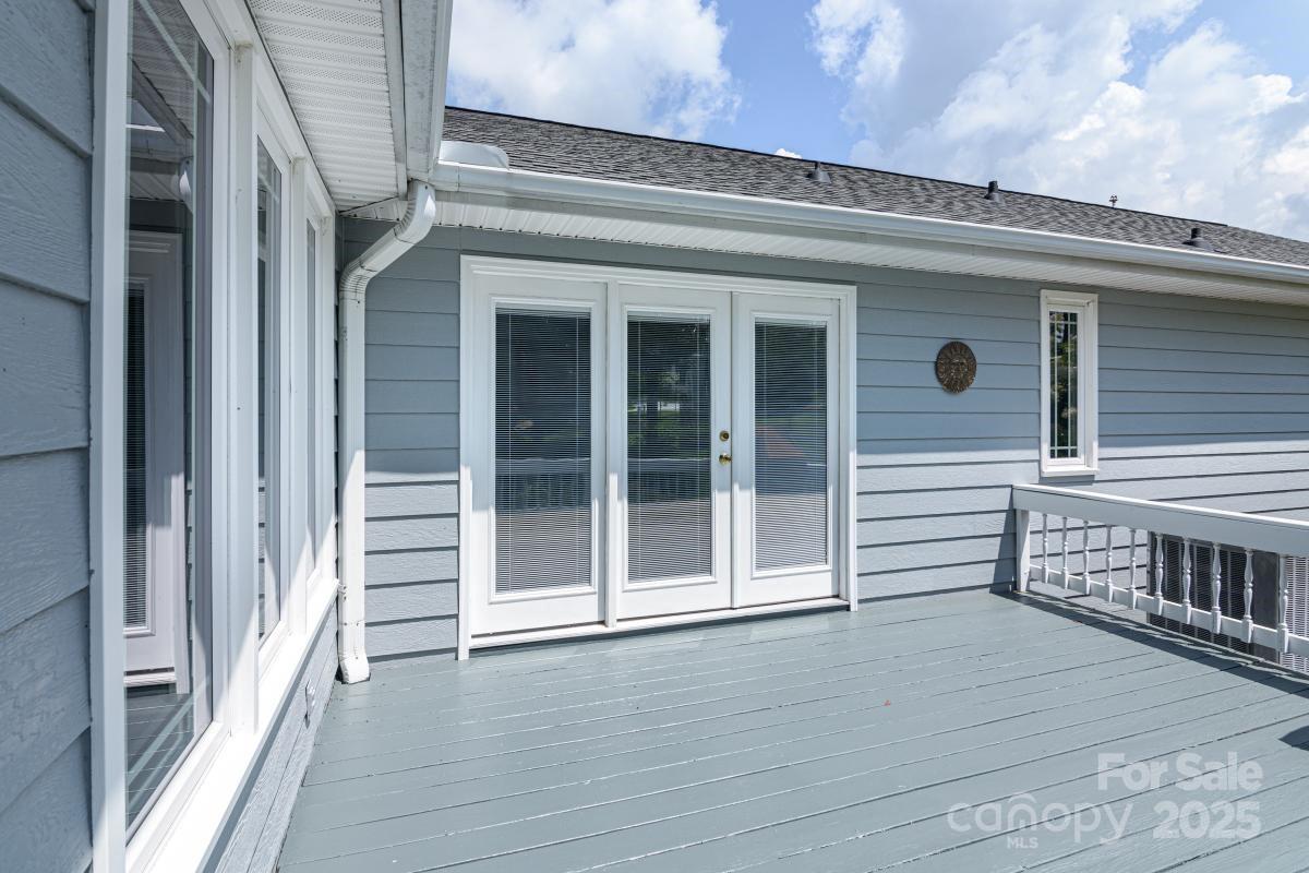 Hendersonville, North Carolina, 28792, United States, 3 Bedrooms Bedrooms, ,3 BathroomsBathrooms,Residential,For Sale,1942631