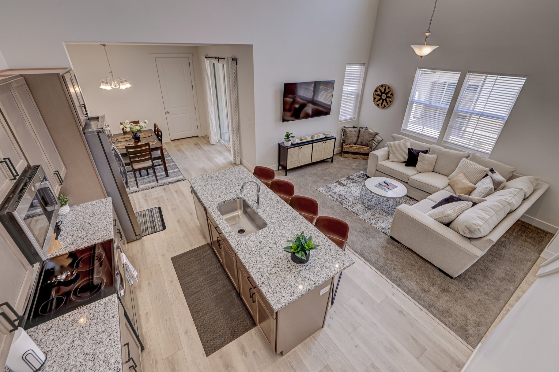  Move-in ready. Desert Color - Furnished 3 bed townhome - 物件實景
