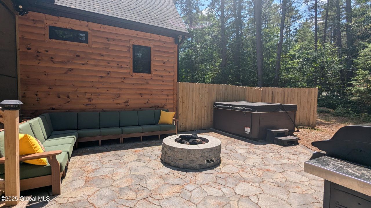 Gloversville, New York, 12078, United States, 2 Bedrooms Bedrooms, ,1 BathroomBathrooms,Residential,For Sale,1876319