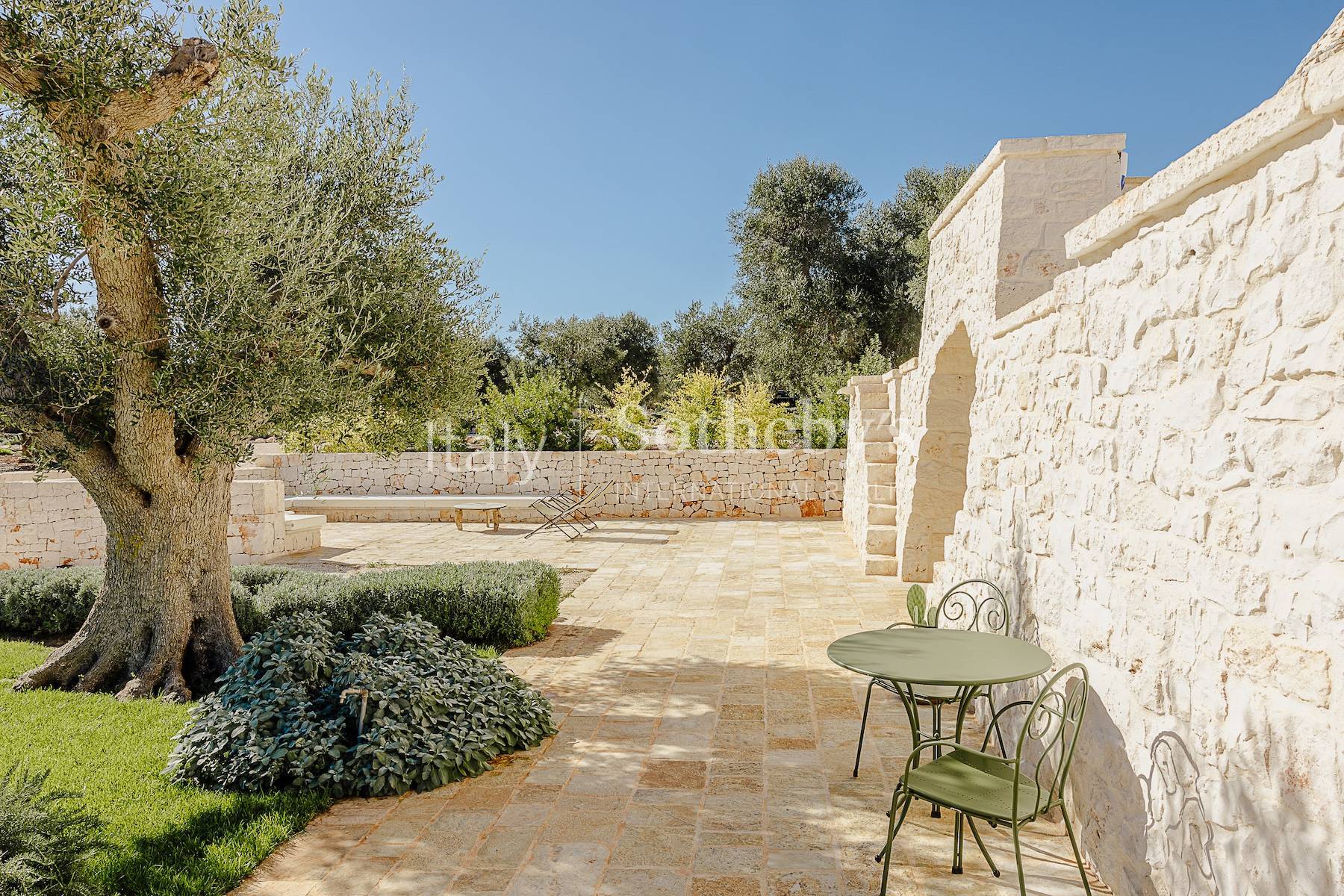  Exclusive estate among the olive trees in the Valle d