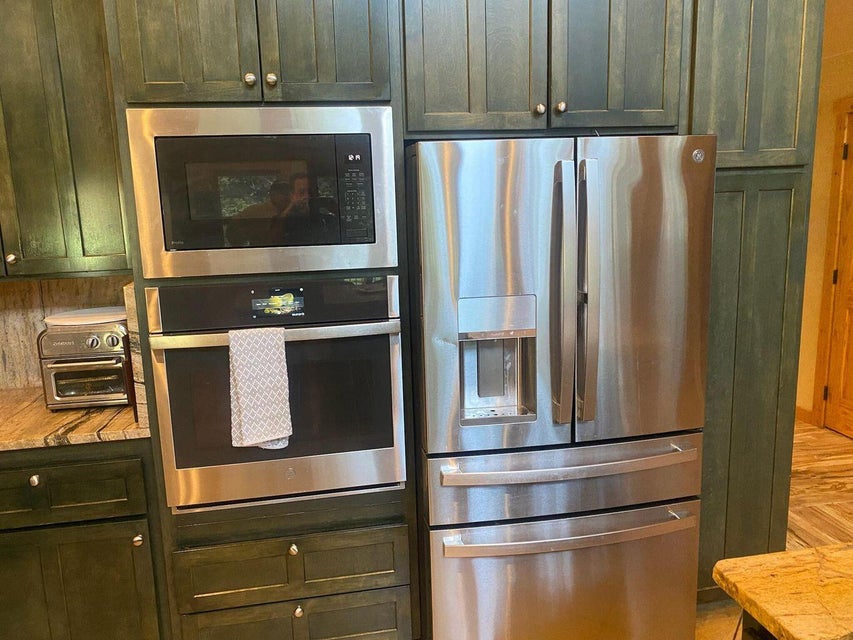 KLAMATH FALLS, Oregon, 97601, United States, 3 Bedrooms Bedrooms, ,3 BathroomsBathrooms,Residential,For Sale,1973852