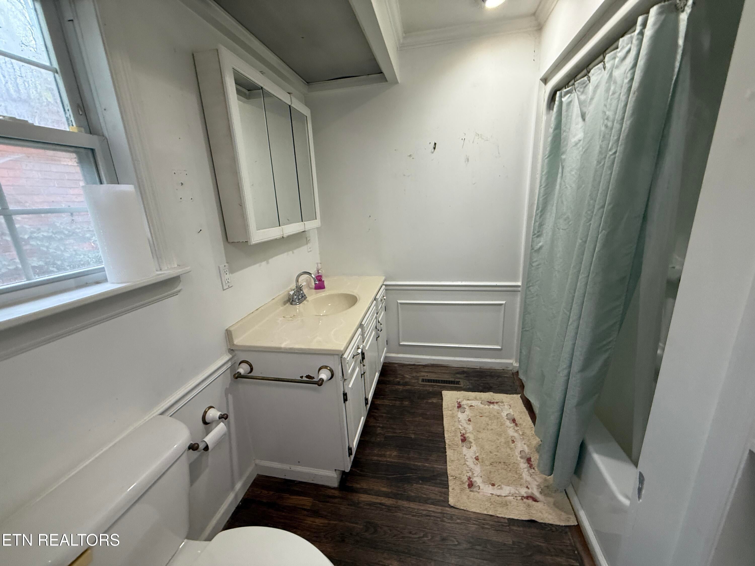 Rockwood, Tennessee, 37854, United States, 4 Bedrooms Bedrooms, ,4 BathroomsBathrooms,Residential,For Sale,1996876