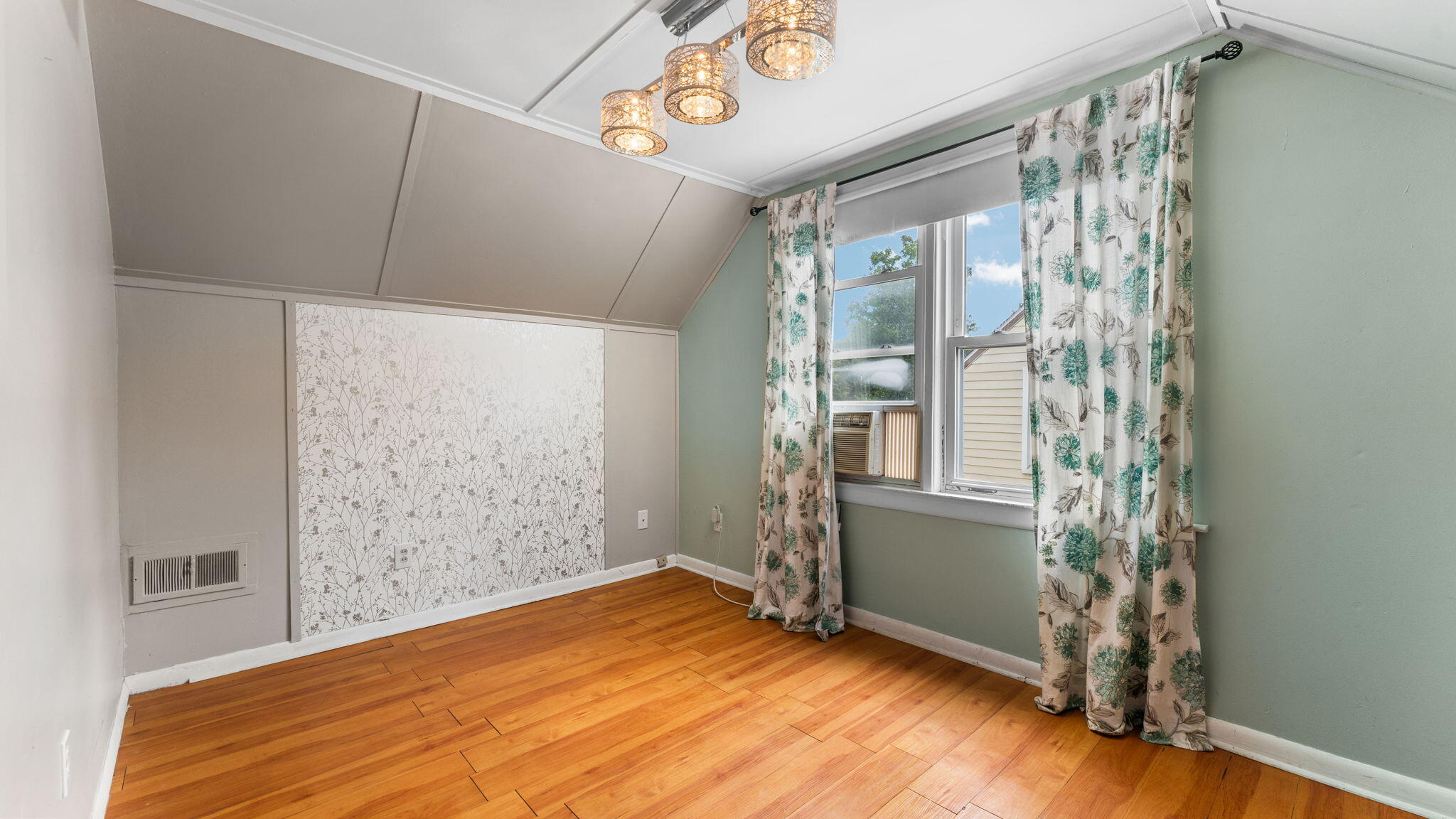 Ann Arbor, Michigan, 48103, United States, 3 Bedrooms Bedrooms, ,2 BathroomsBathrooms,Residential,For Sale,1937160