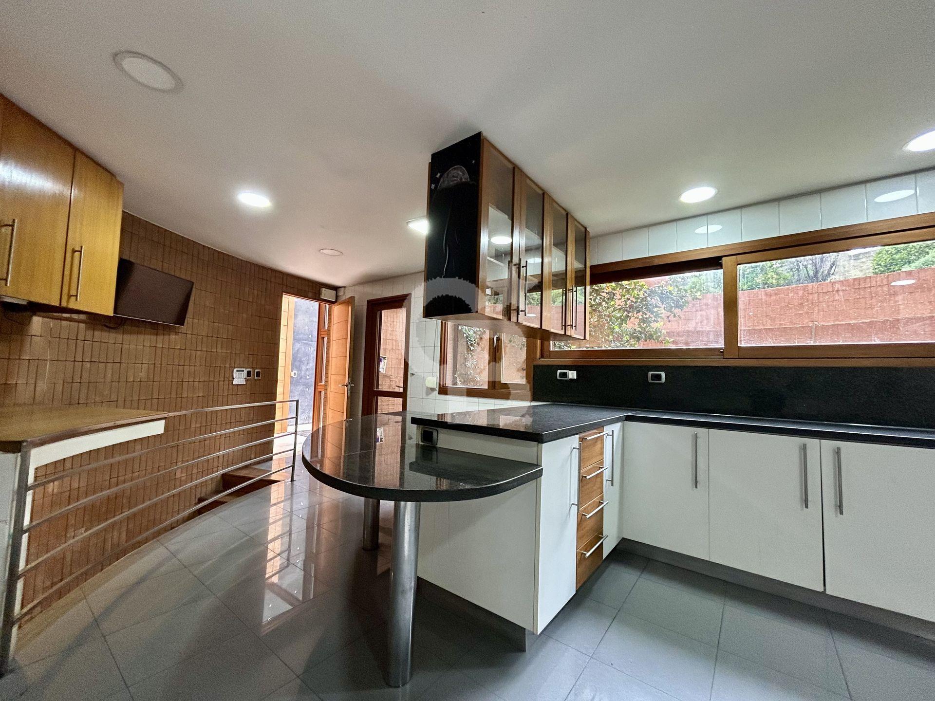 Vitacura, Chile, 5 Bedrooms Bedrooms, ,5 BathroomsBathrooms,Residential,For Sale,1969115