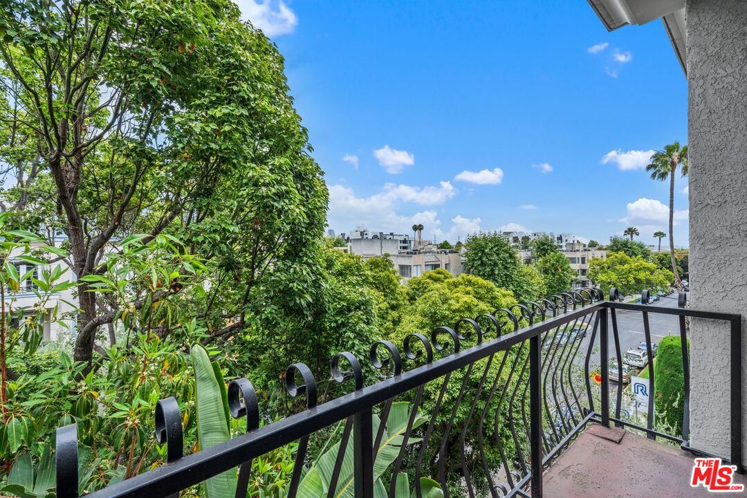 Los Angeles, California, 90024, United States, 2 Bedrooms Bedrooms, ,2 BathroomsBathrooms,Residential,For Sale,1876383