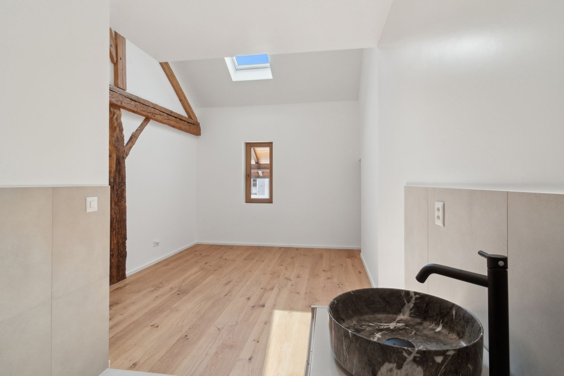  OFF-MARKET: FULLY RENOVATED VILLAGE HOUSE - LUXURY MATERIALS - 物件實景