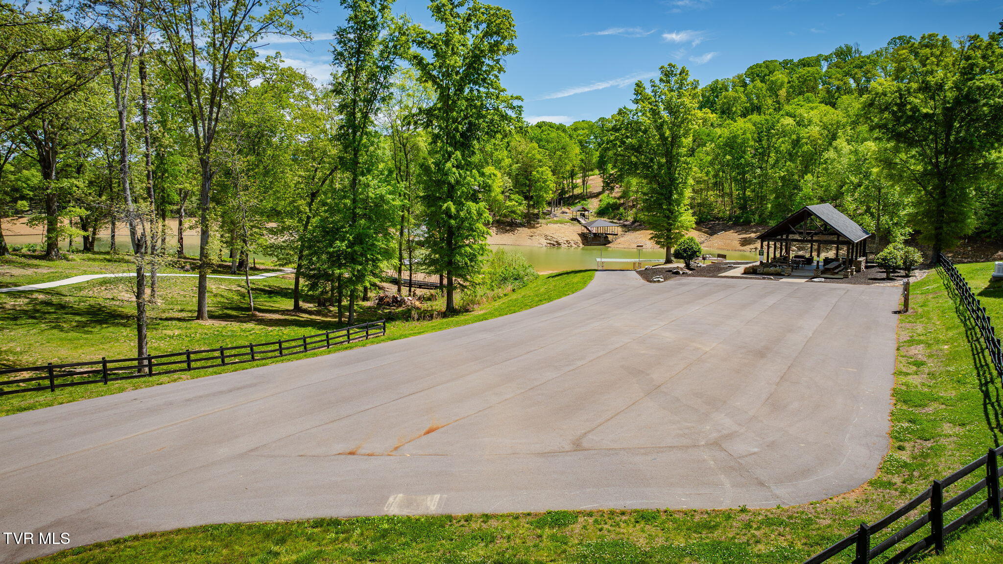 Dandridge, Tennessee, 37725, United States, 3 Bedrooms Bedrooms, ,4 BathroomsBathrooms,Residential,For Sale,2040308