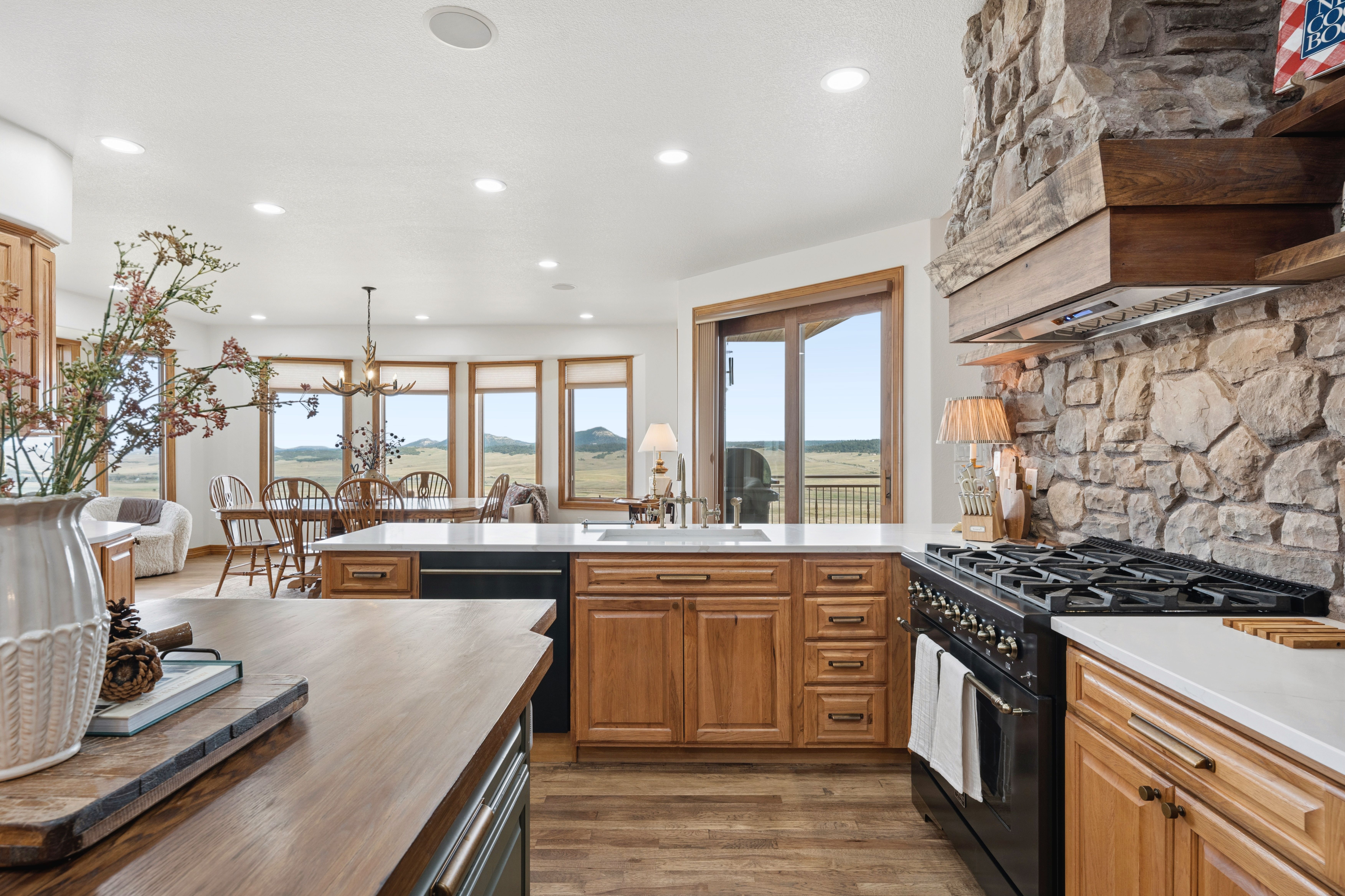  Remodeled 6,100 sq ft rancher on a magical setting spanning 72 acres - 物件實景