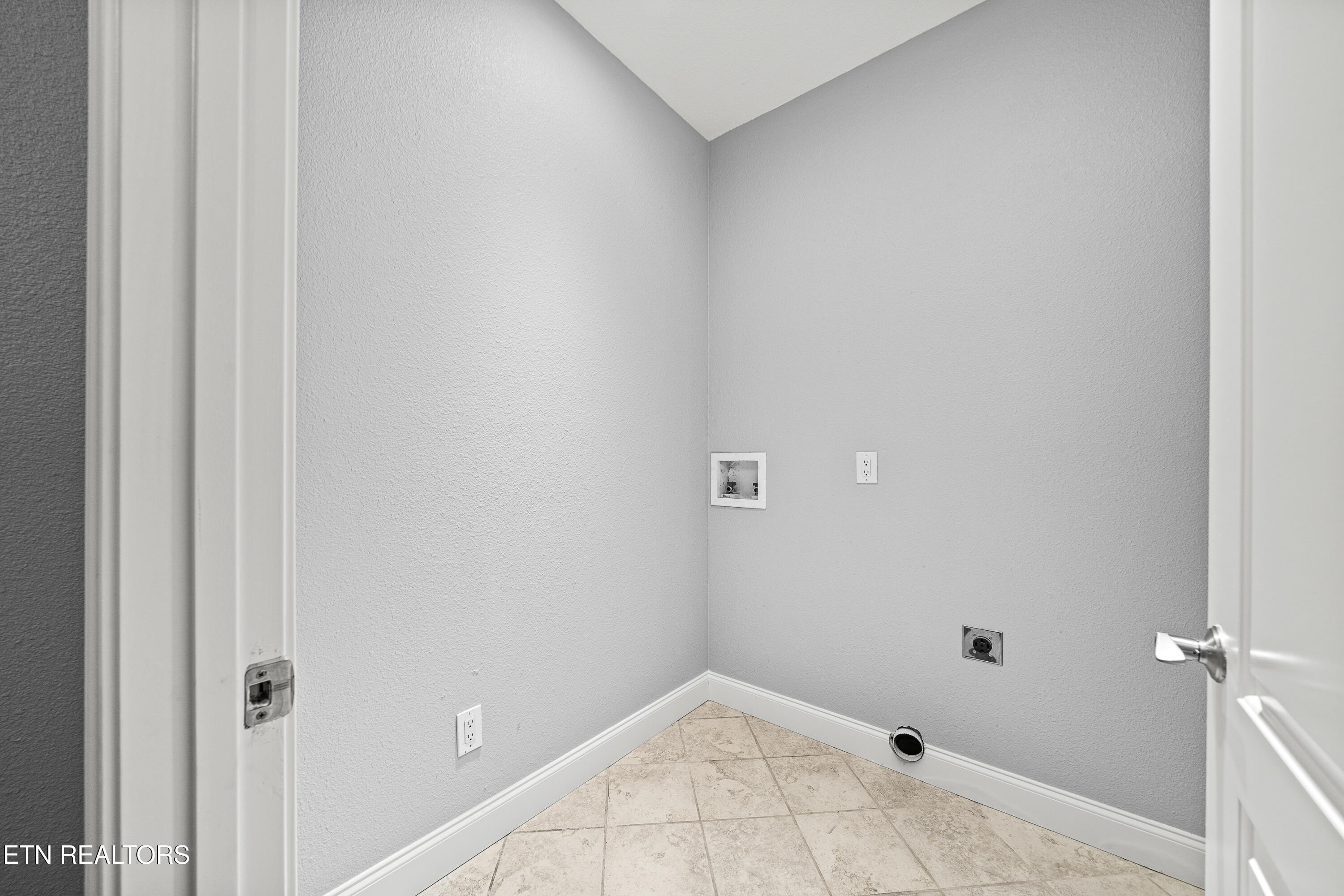 39 N Riverview Ln., Crossville, Tennessee, 38555, United States, 5 Bedrooms Bedrooms, ,5 BathroomsBathrooms,Residential,For Sale,39 N Riverview Ln.,1654091