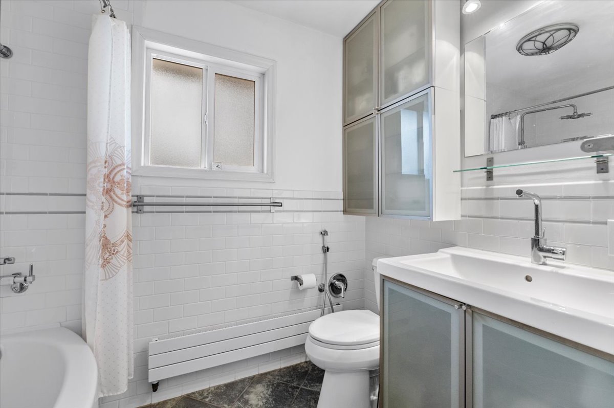 Massapequa, New York, 11758, United States, 5 Bedrooms Bedrooms, ,2 BathroomsBathrooms,Residential,For Sale,1930623