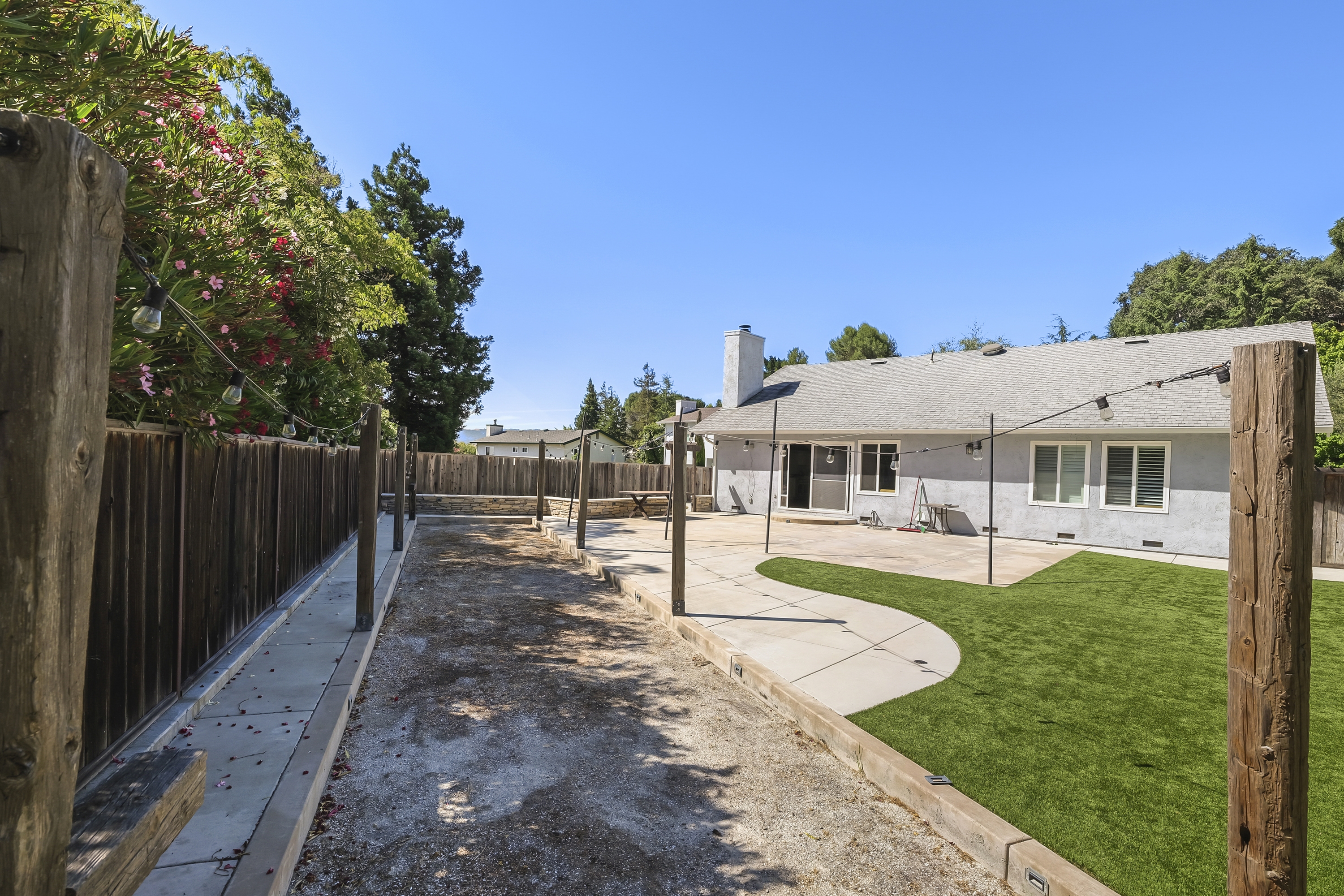  Thoughtfully Reimagined Home with Expansive Grounds and Endless Possibilities - 物件實景