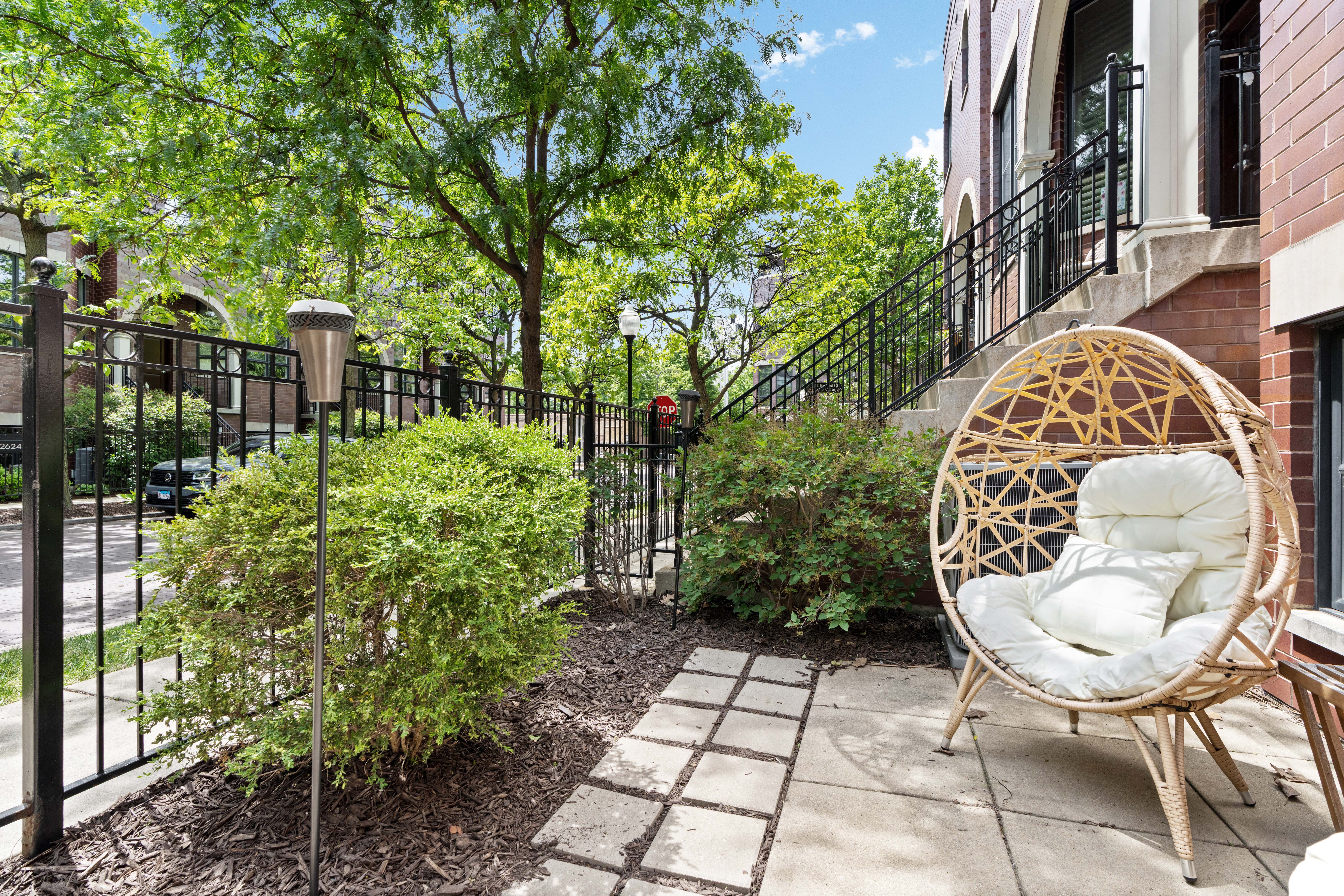  All Brick Townhome that Lives like a Single-family Home - 物件實景