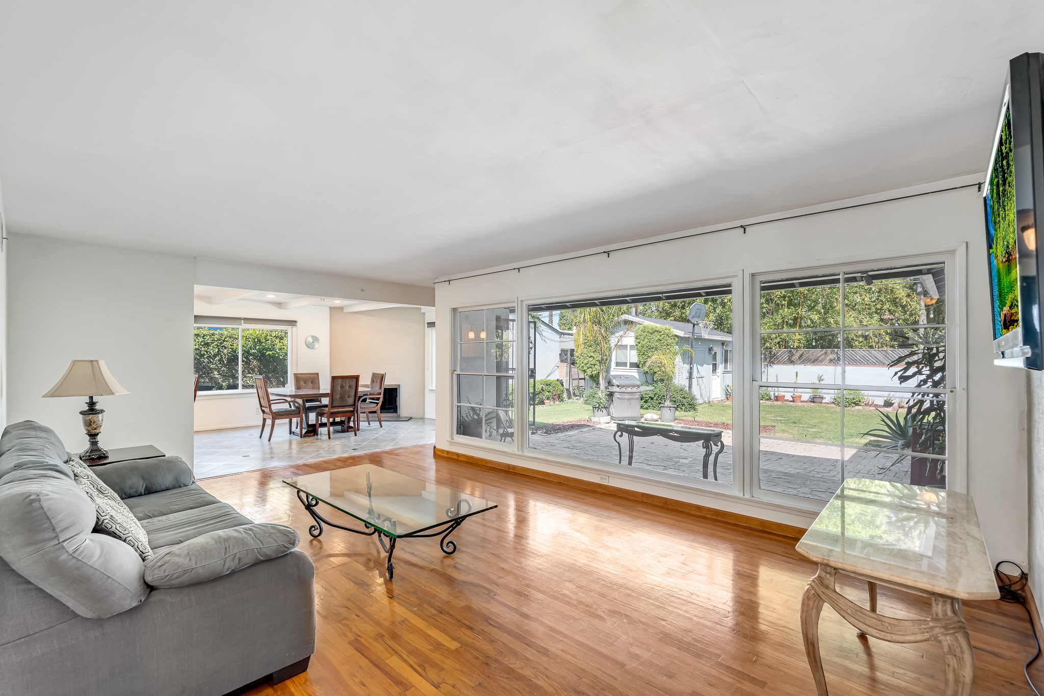  6626 Burnet Avenue - 物件實景