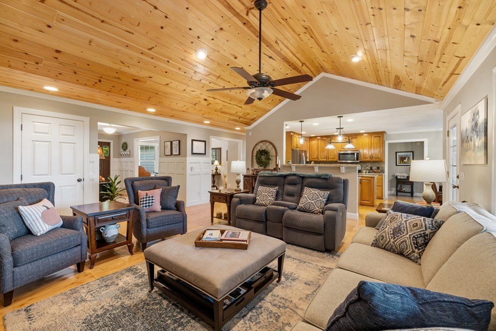 Hayesville, North Carolina, 28904, United States, 3 Bedrooms Bedrooms, ,4 BathroomsBathrooms,Residential,For Sale,1974136