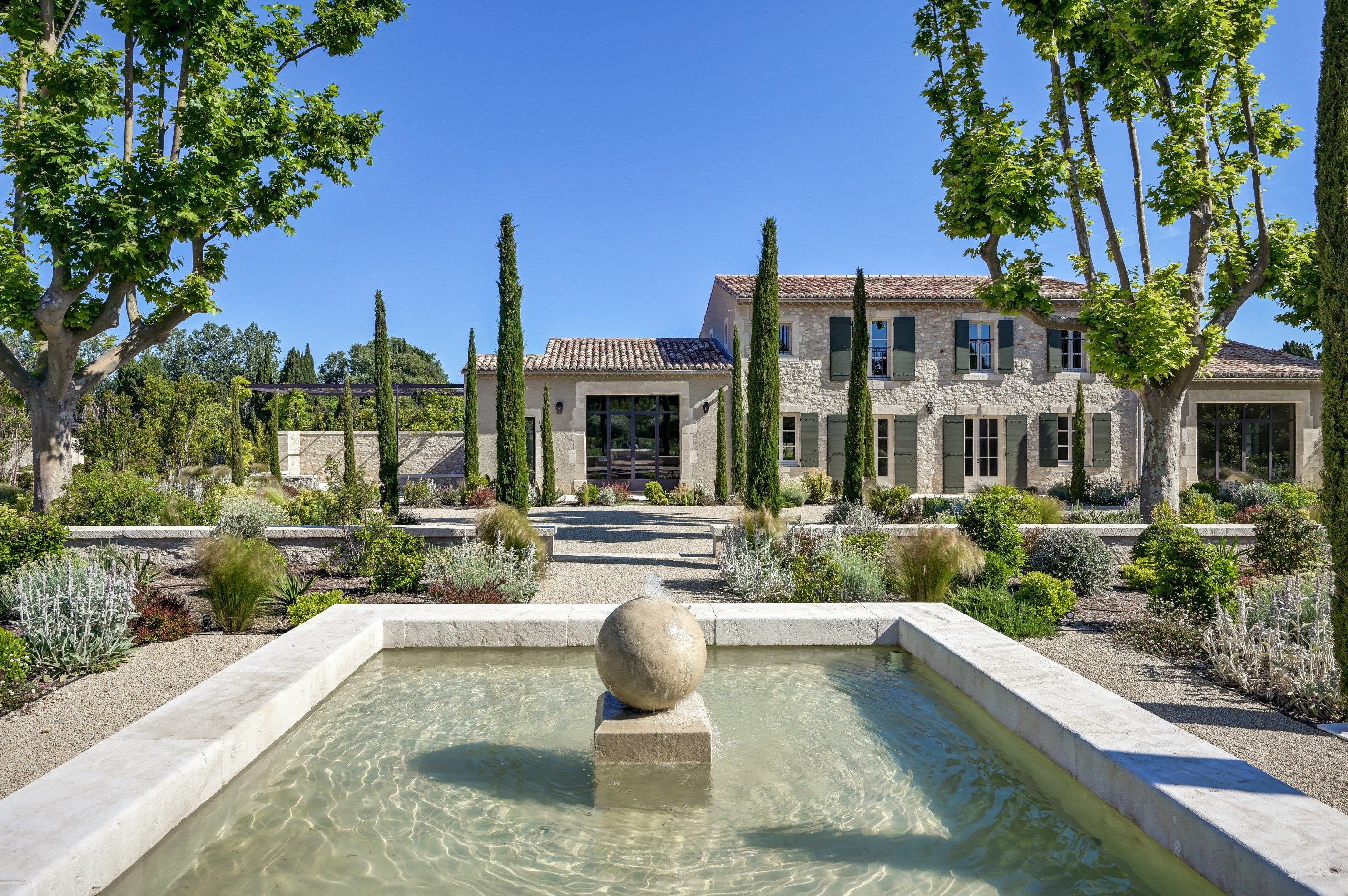  Renovated stone farmhouse with stunning views of the Alpilles, tennis court and… - 物件實景