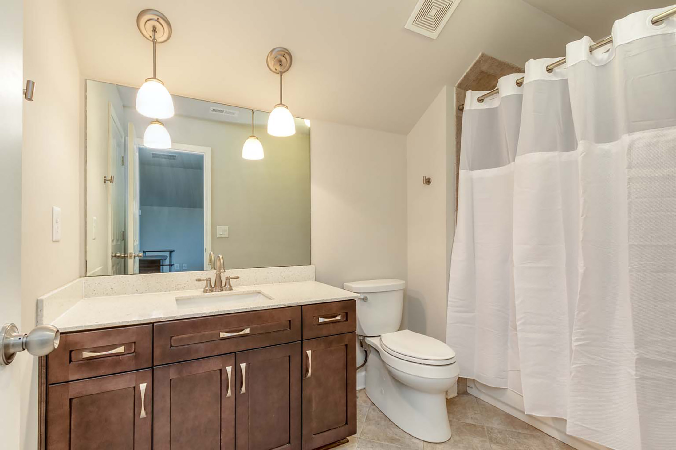  Four-Bedroom Brick Corner Lot in Jamestown - 物件實景