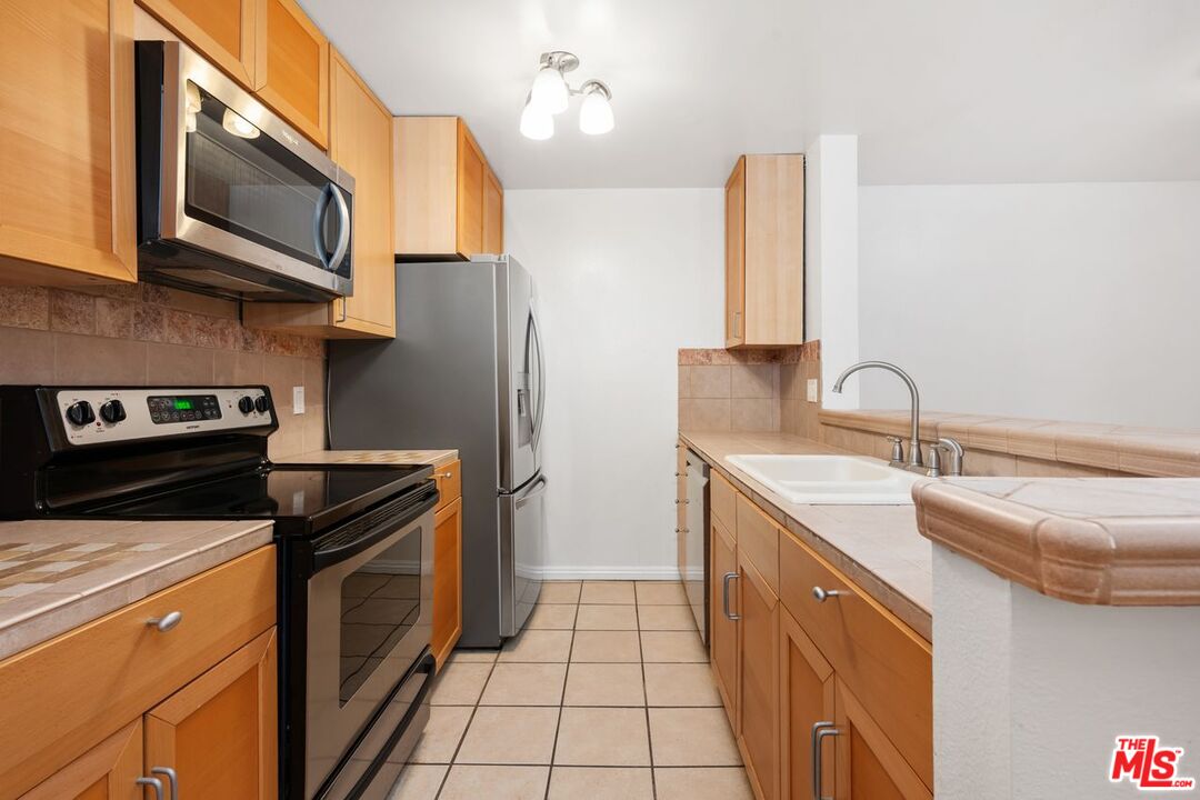 Culver City, California, 90230, United States, 2 Bedrooms Bedrooms, ,2 BathroomsBathrooms,Residential,For Sale,1901861