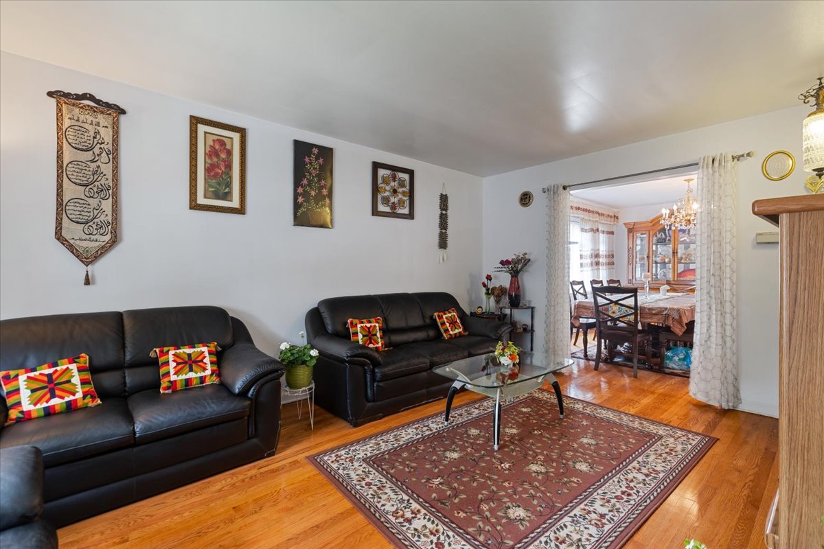 Chicago, Illinois, 60645, United States, 3 Bedrooms Bedrooms, ,3 BathroomsBathrooms,Residential,For Sale,1976245