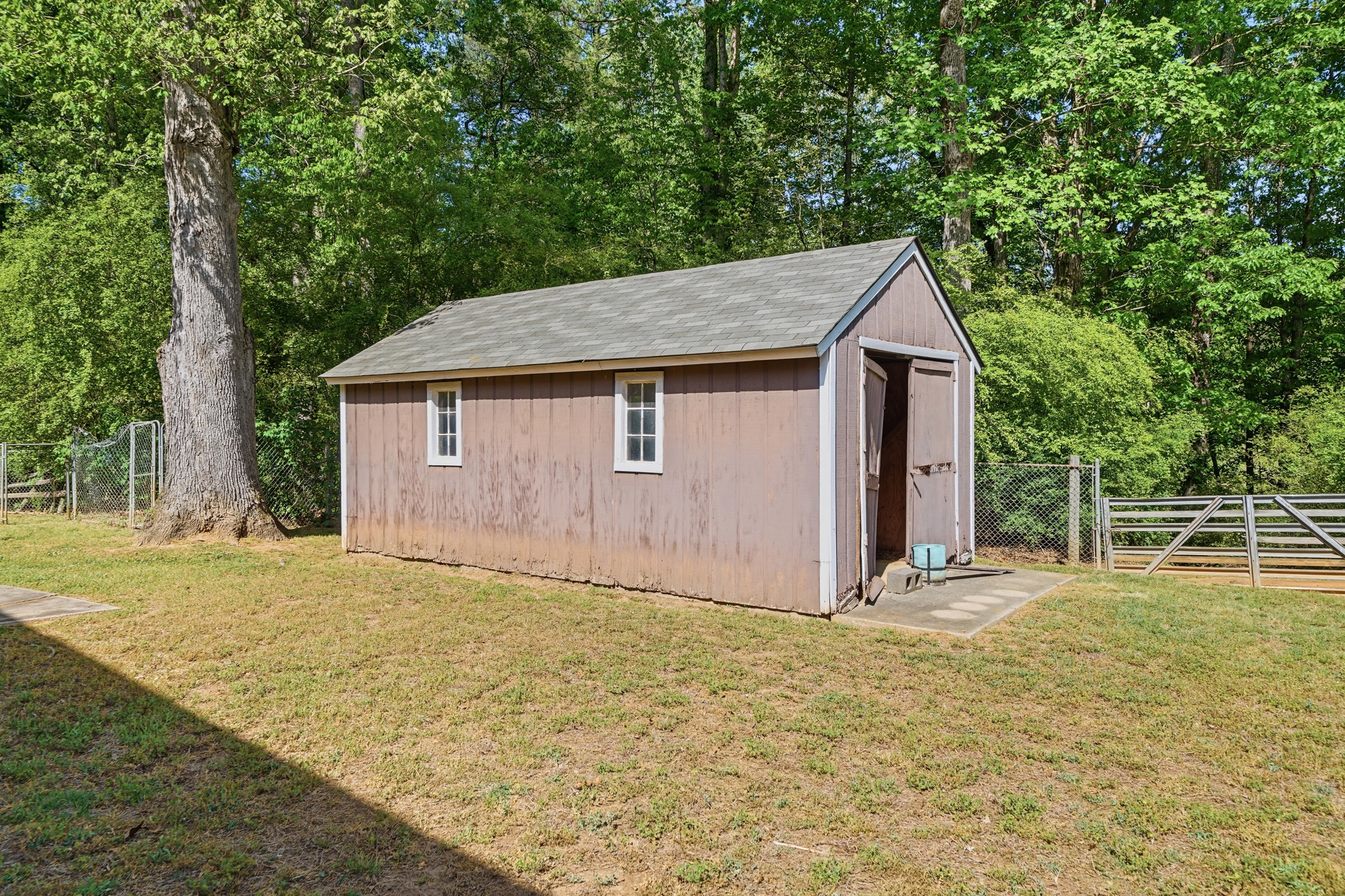  Brick Ranch Perfectly Positioned on 27 Acres with Pond - 物件實景