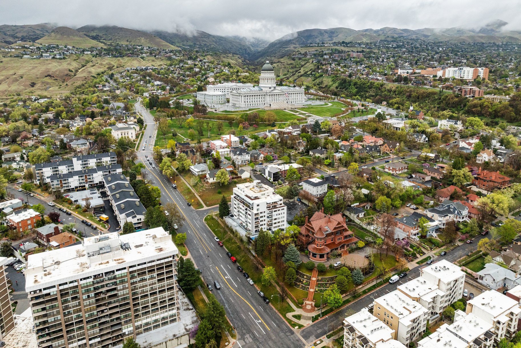  Mid-Century Condo Perched Above City Center - 物件實景