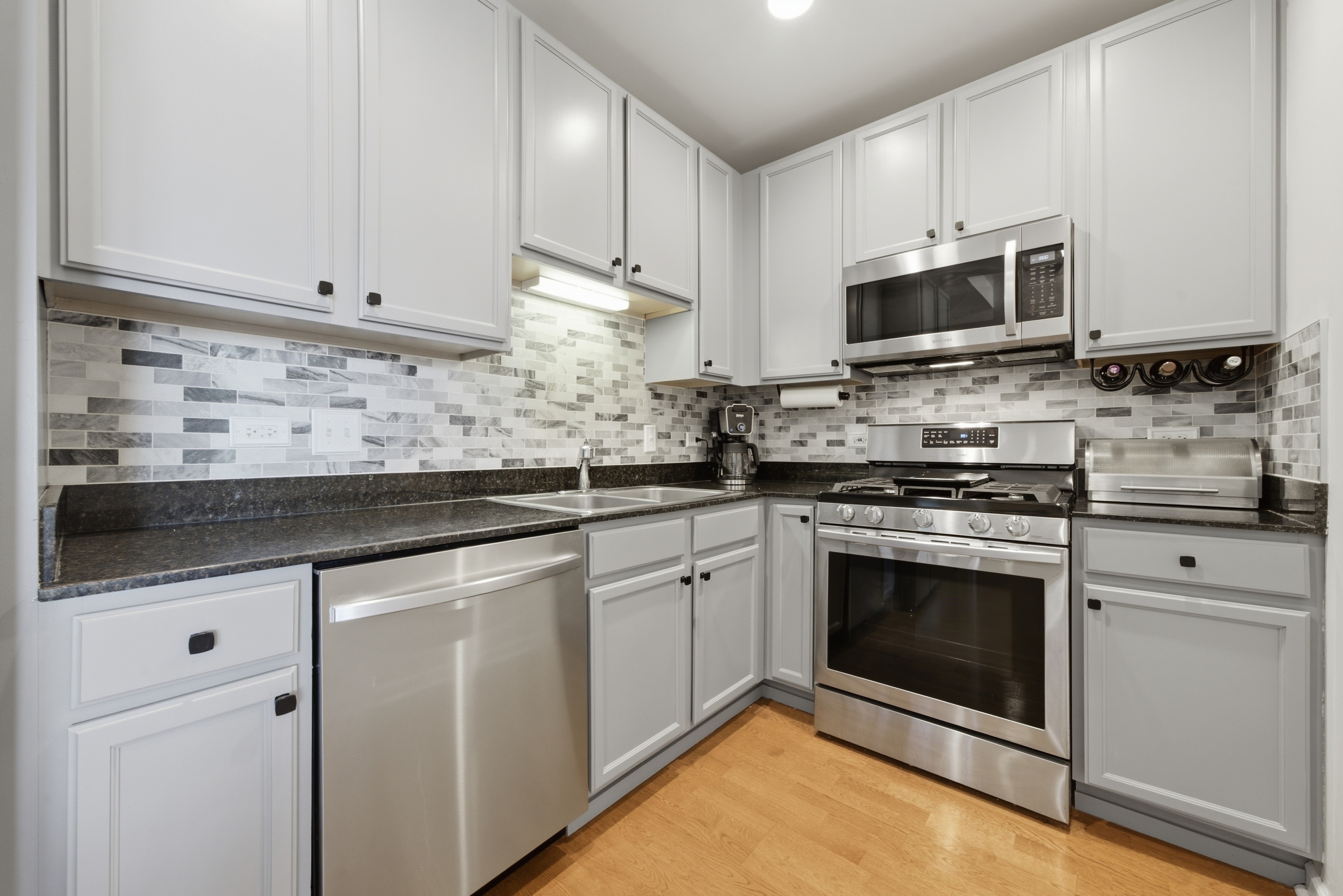  Enjoy the Best of City Living in this Bright, High-floor 2 Bedroom, 1 Bath Condo - 物件實景