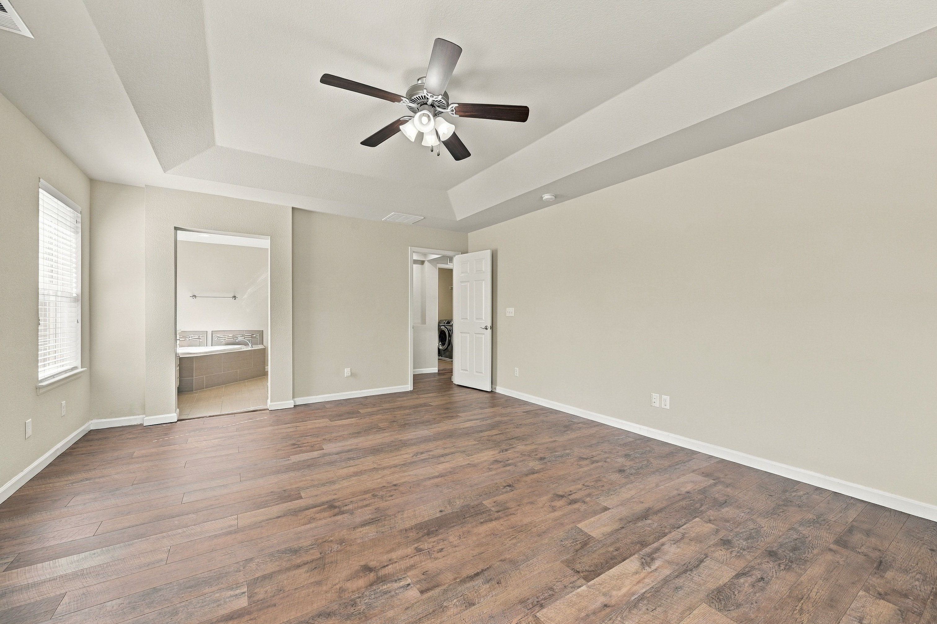  Soaring ceilings, expansive living spaces, abundant natural light - 物件實景