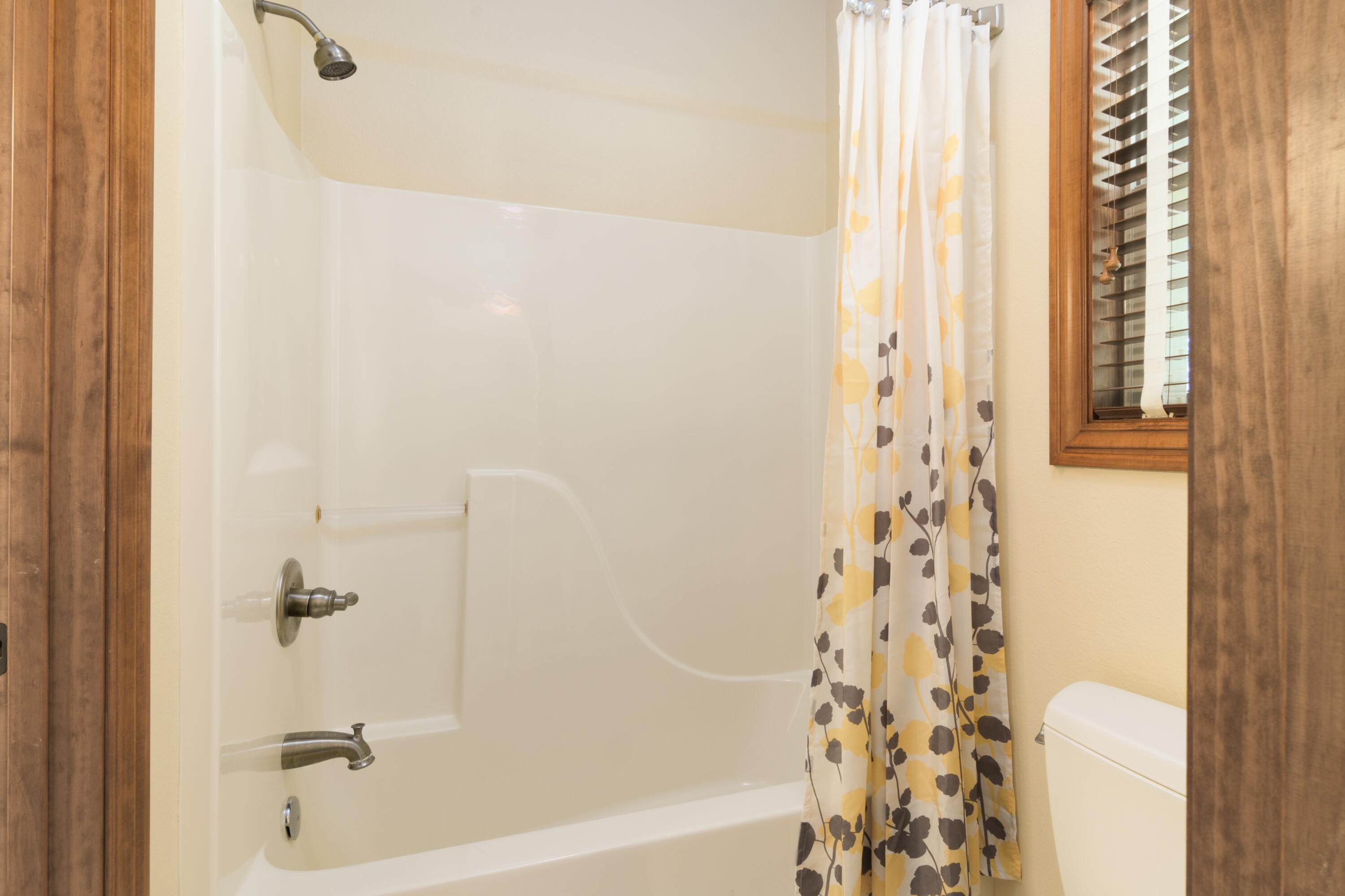 Walnut Shade, Missouri, 65771, United States, 6 Bedrooms Bedrooms, ,5 BathroomsBathrooms,Residential,For Sale,1975828