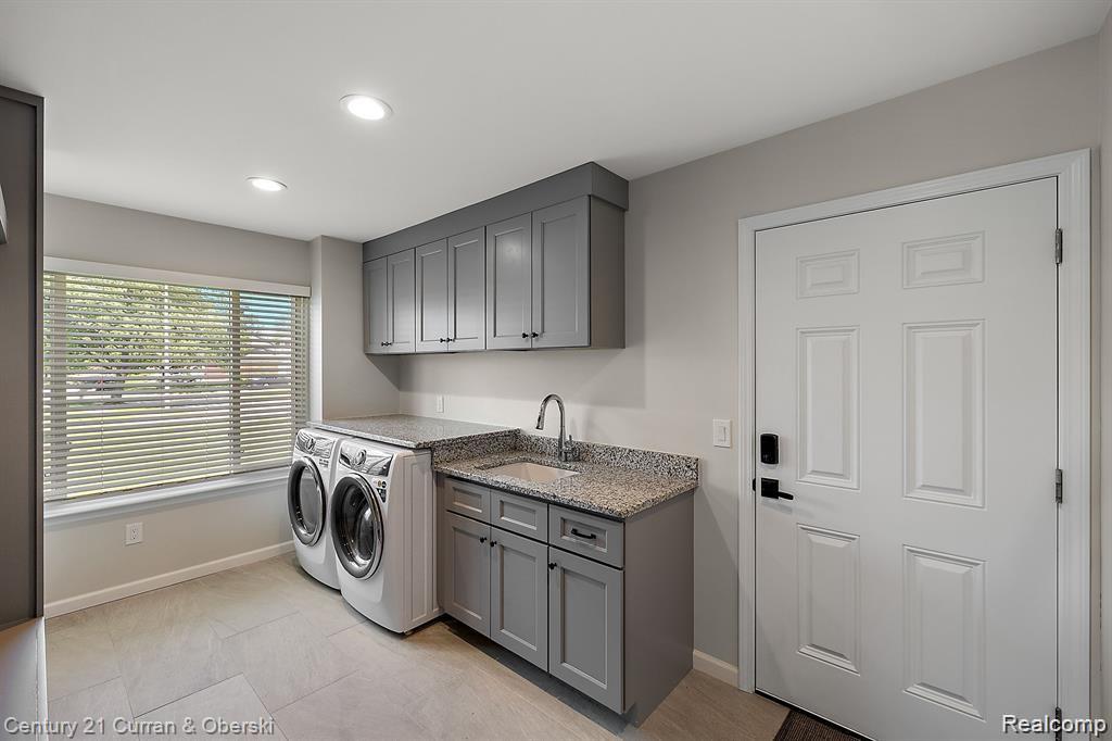 Livonia, Michigan, 48152, United States, 3 Bedrooms Bedrooms, ,3 BathroomsBathrooms,Residential,For Sale,1980110