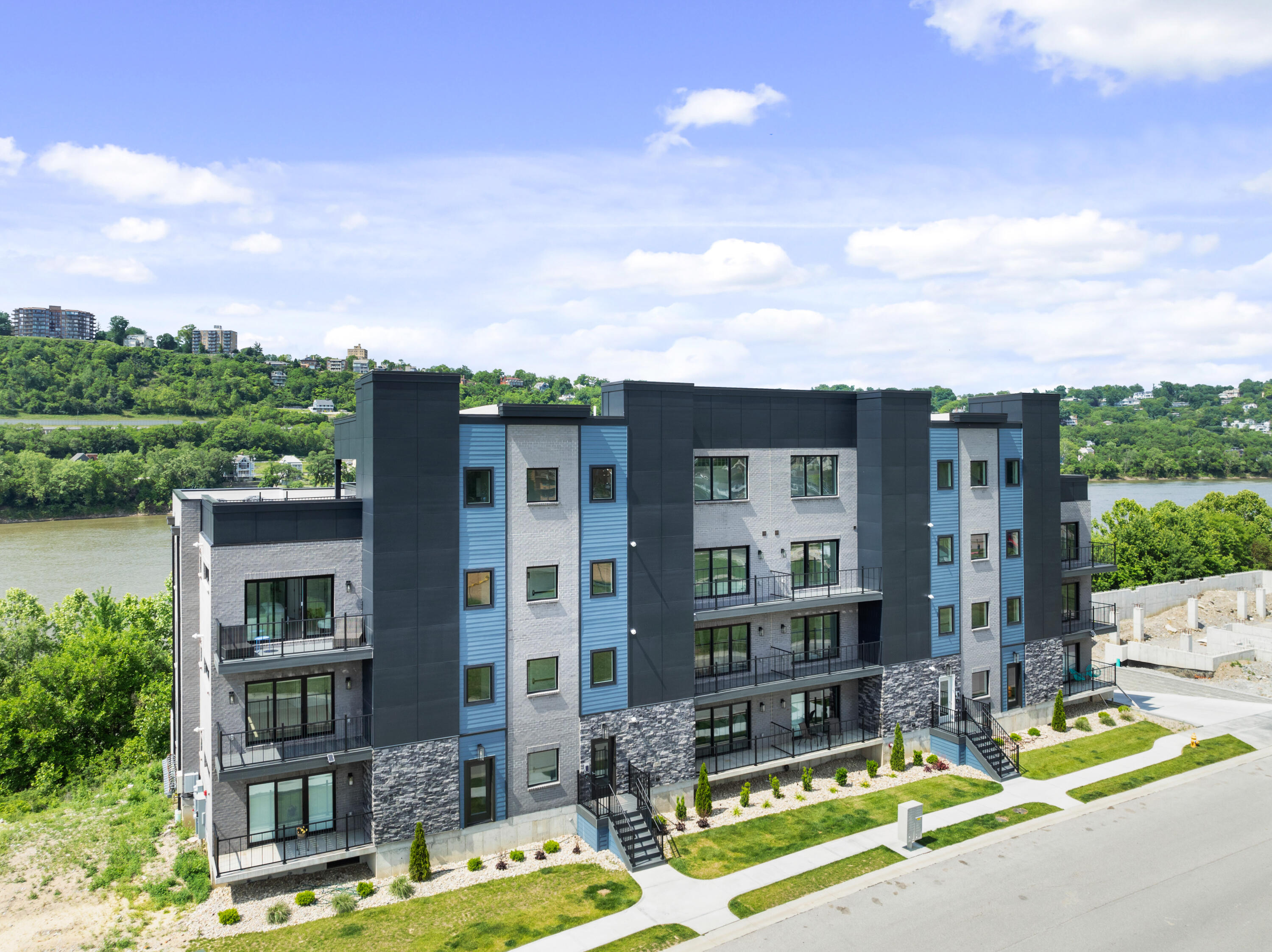 739 Manhattan Boulevard Unit 202, Dayton, Kentucky, 41074, United States, 2 Bedrooms Bedrooms, ,3 BathroomsBathrooms,Residential,For Sale,739 Manhattan Boulevard Unit 202,1264962