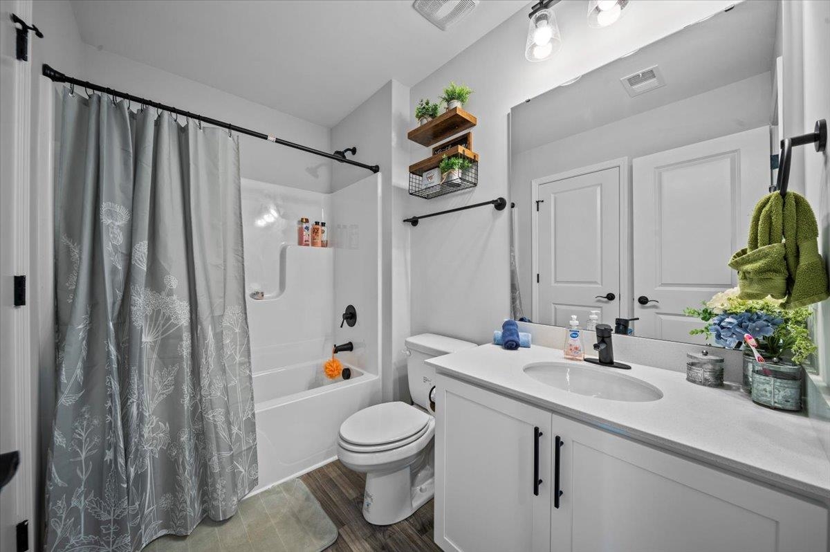 Campobello, South Carolina, 29322, United States, 5 Bedrooms Bedrooms, ,4 BathroomsBathrooms,Residential,For Sale,1978030