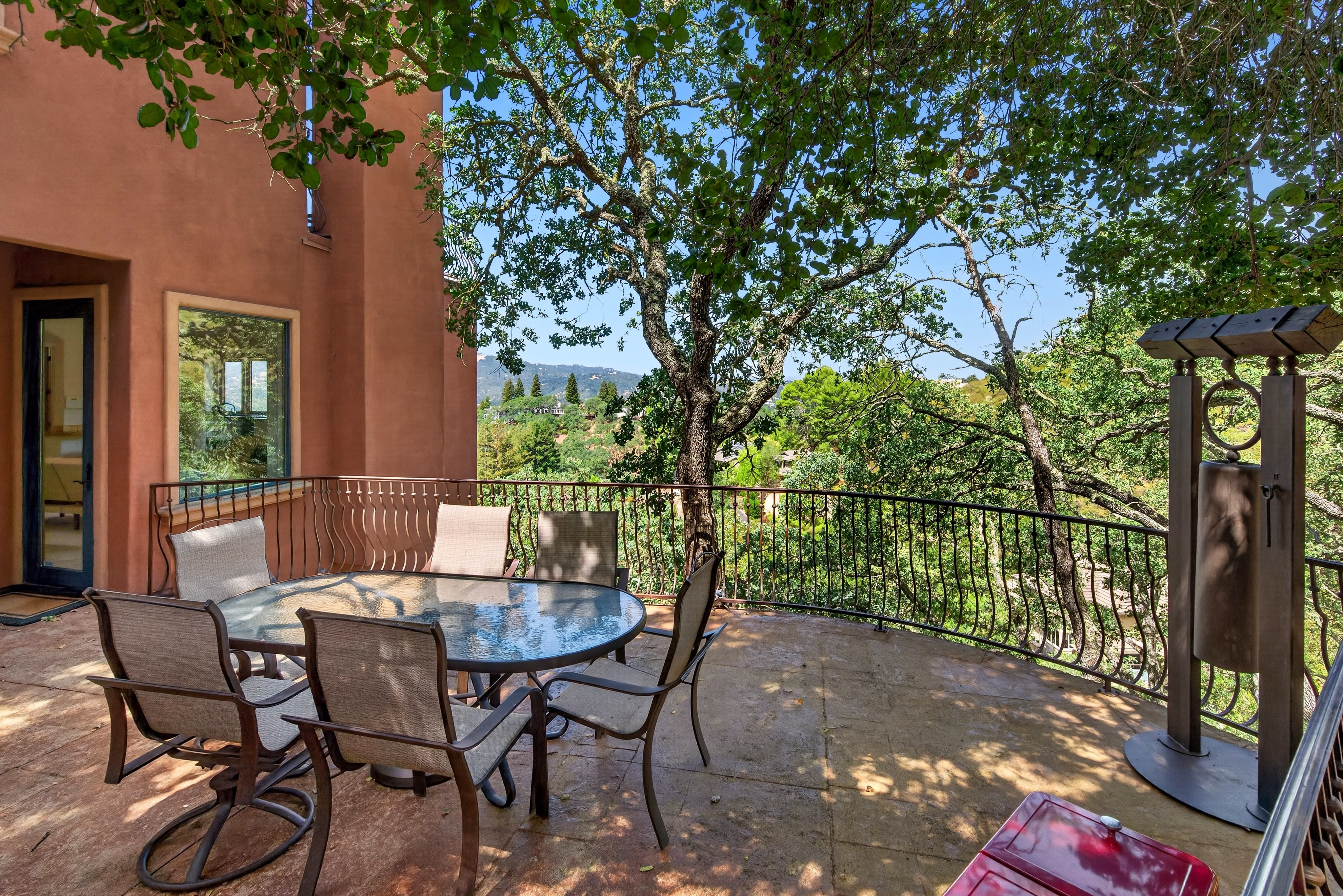  An Extraordinary Round Hill Estate Defined by Privacy, Views, and Sophistication - 物件實景