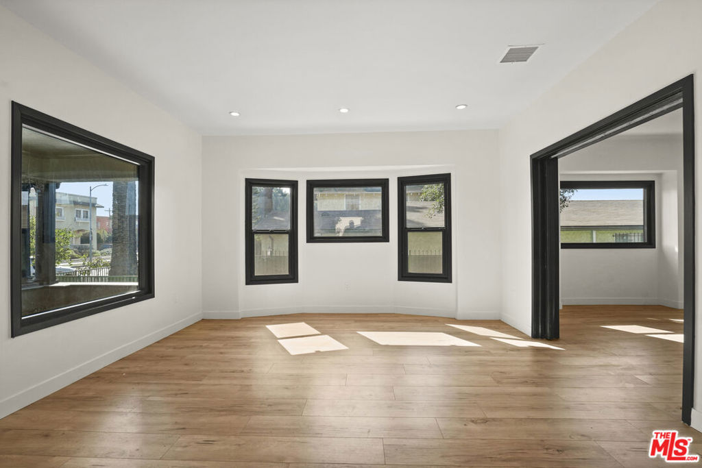 Los Angeles, California, 90007, United States, 5 Bedrooms Bedrooms, ,3 BathroomsBathrooms,Residential,For Sale,1975111