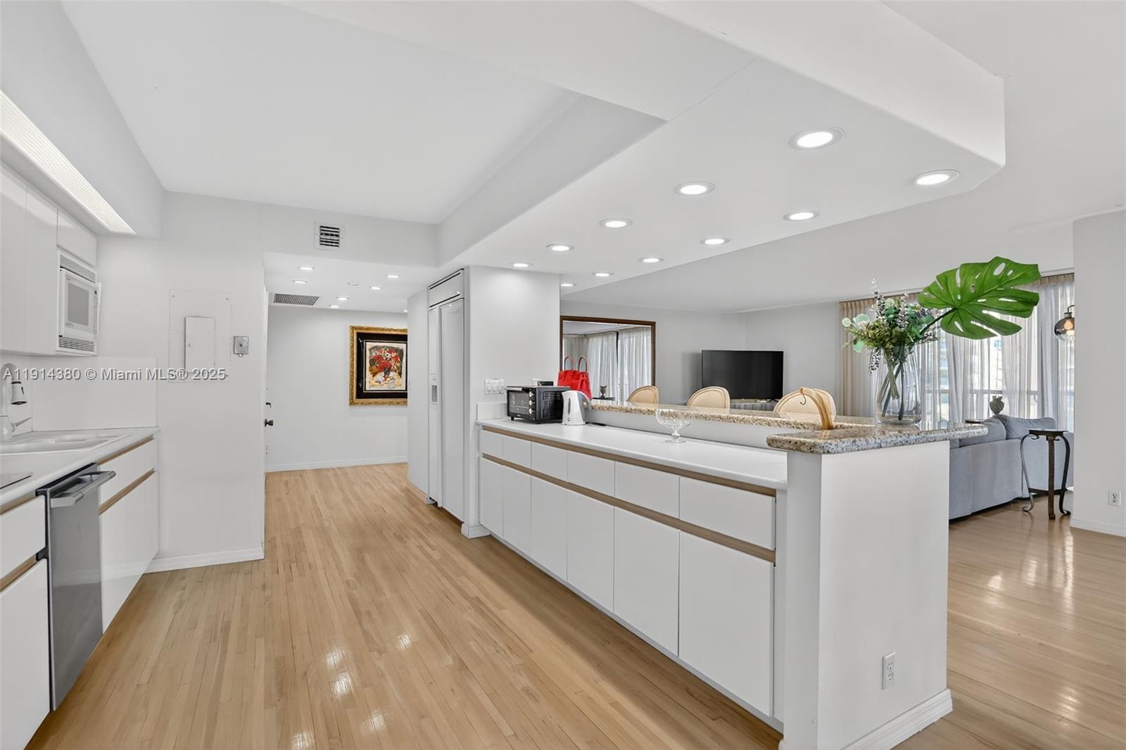 Aventura, Florida, 33180, United States, 3 Bedrooms Bedrooms, ,3 BathroomsBathrooms,Residential,For Sale,1994376