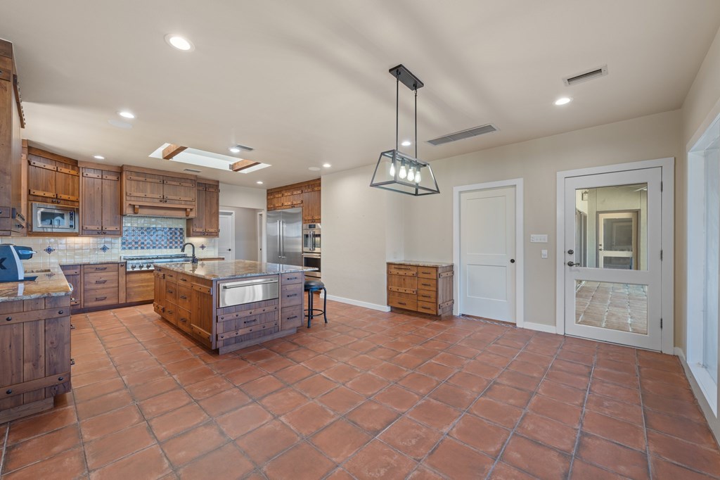 Kerrville, Texas, 78028, United States, 4 Bedrooms Bedrooms, ,5 BathroomsBathrooms,Residential,For Sale,1740072
