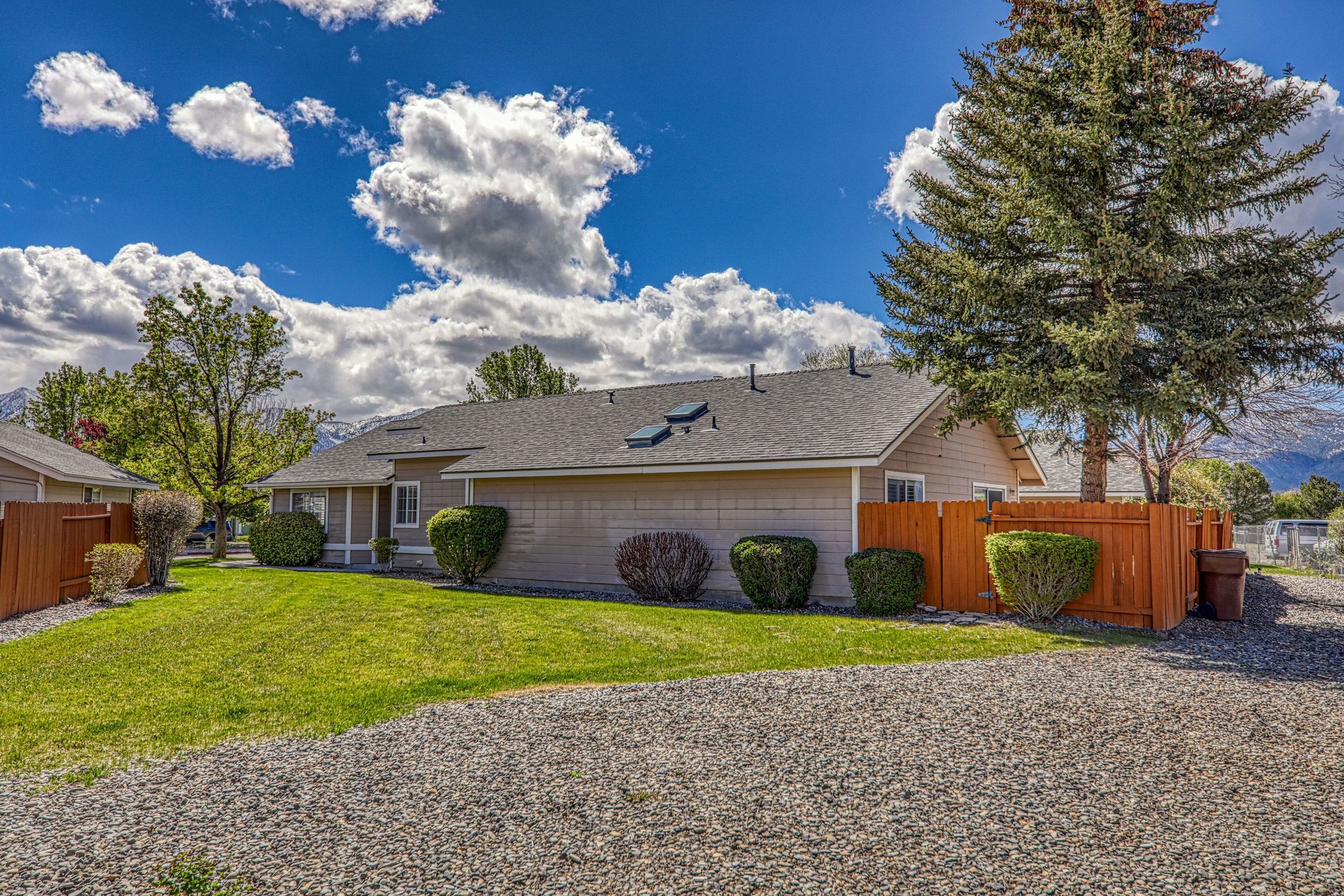  3 Bedrooms, 2 bath, 2 car garage, single level home in Minden NV - 物件實景