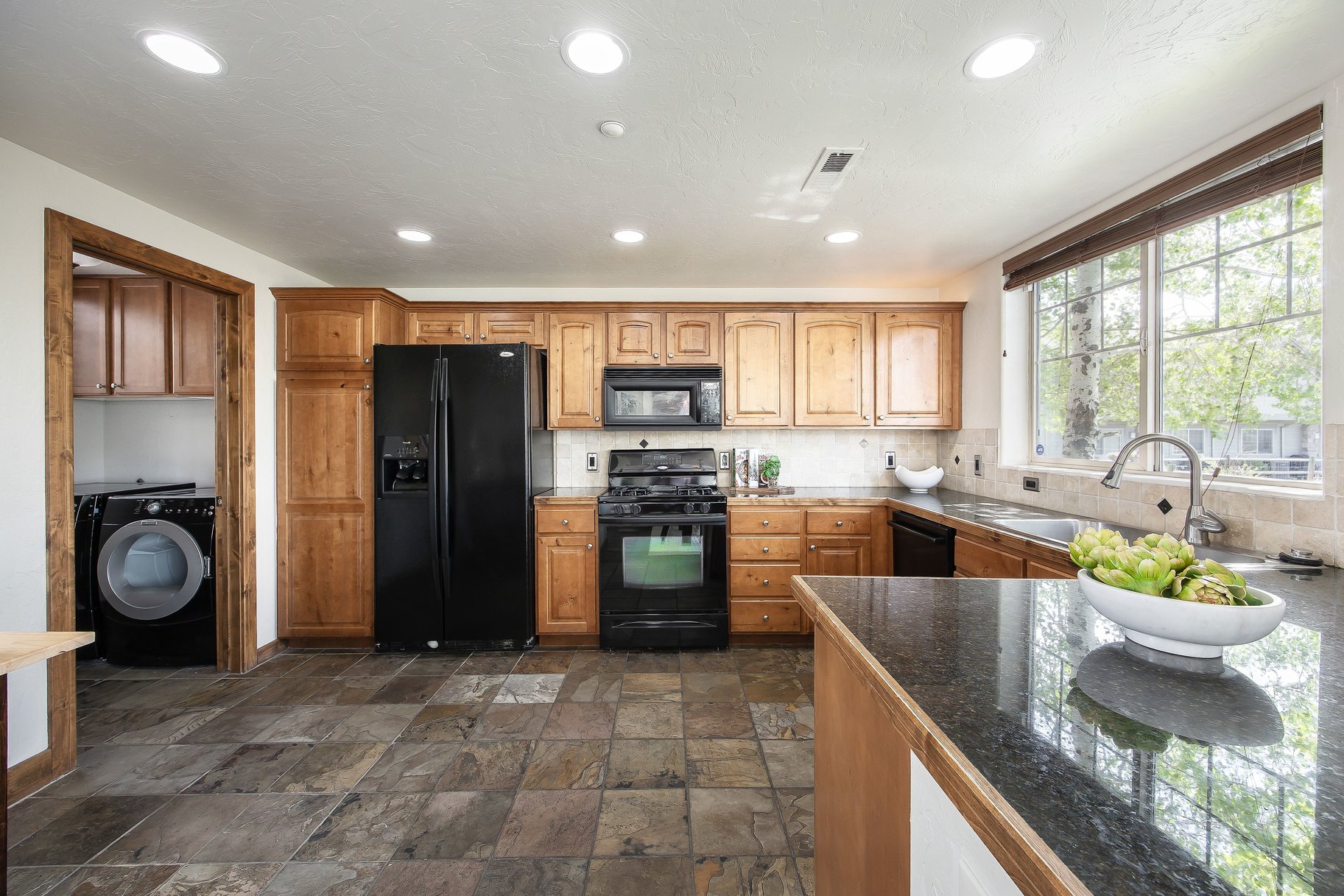  Exceptional Fox Point Townhome with Mountain Views & Prime Location - 物件實景