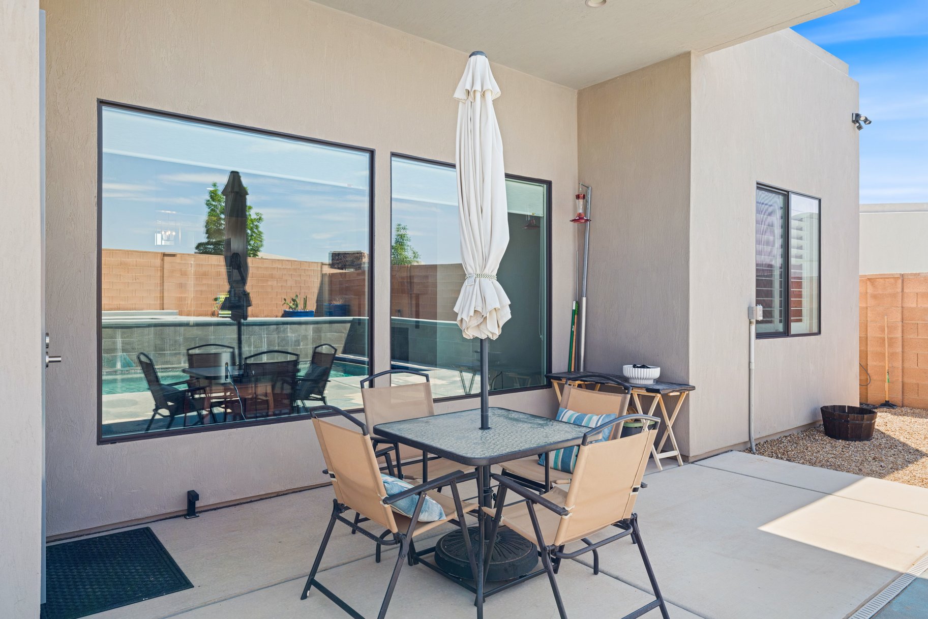  One Level, Private Pool, 3-Car Garage and Views in Pocket Mesa - 物件實景