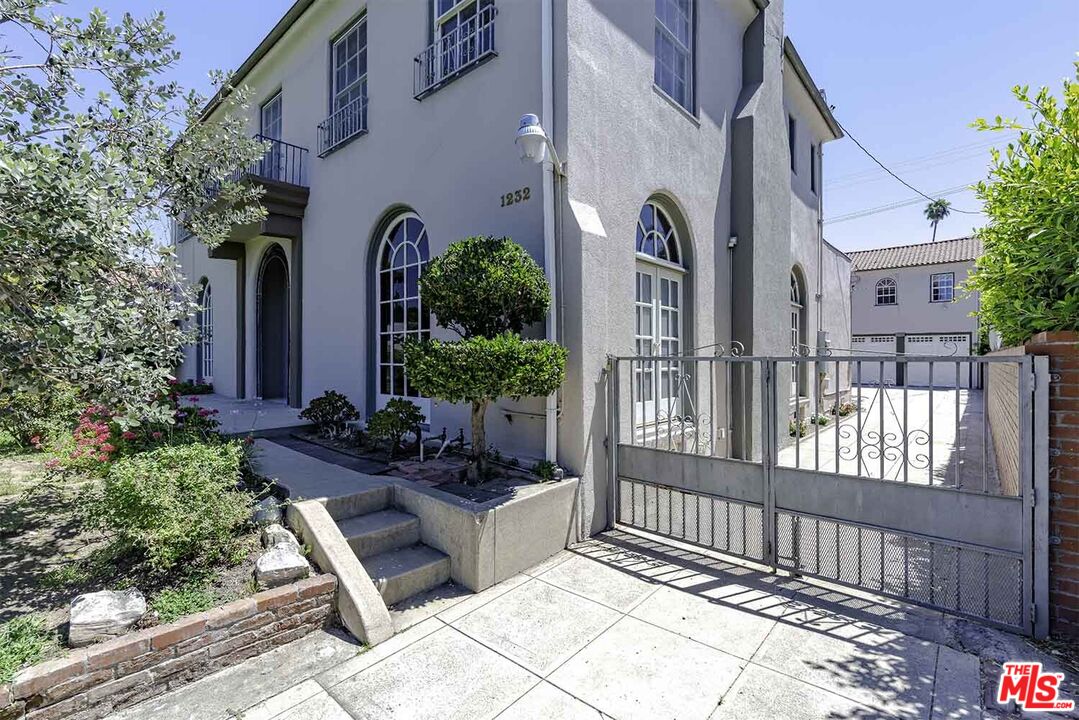 1232 Westchester Pl, Los Angeles, California, 90019, United States, 5 Bedrooms Bedrooms, ,5 BathroomsBathrooms,Residential,For Sale,1232 Westchester Pl,1662622