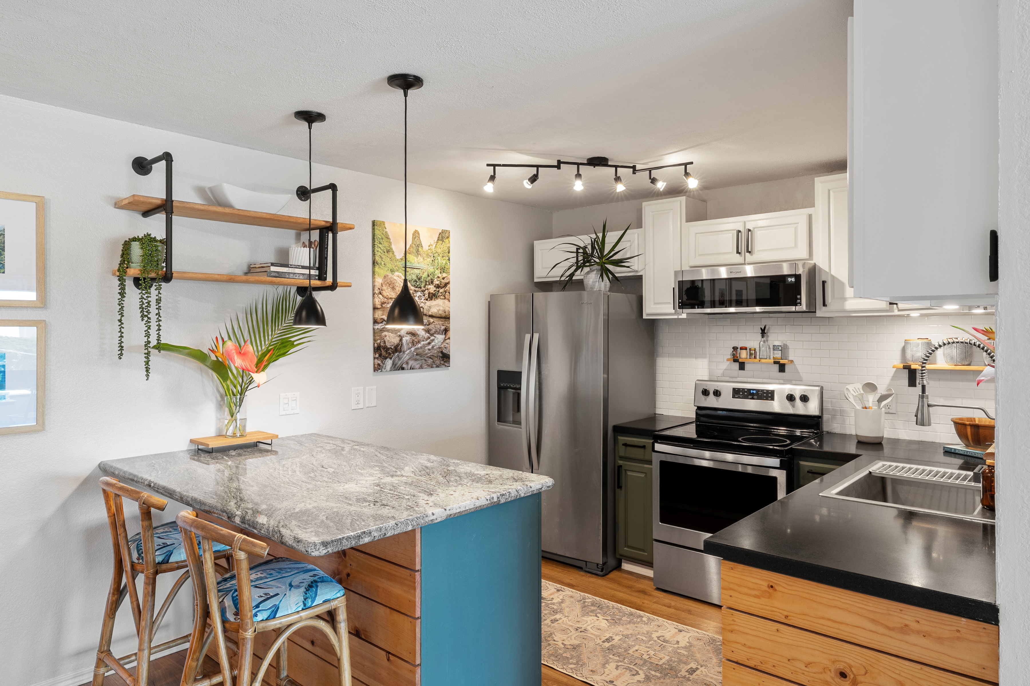  Centrally Located Living with Vaulted Ceilings and Views - 物件實景