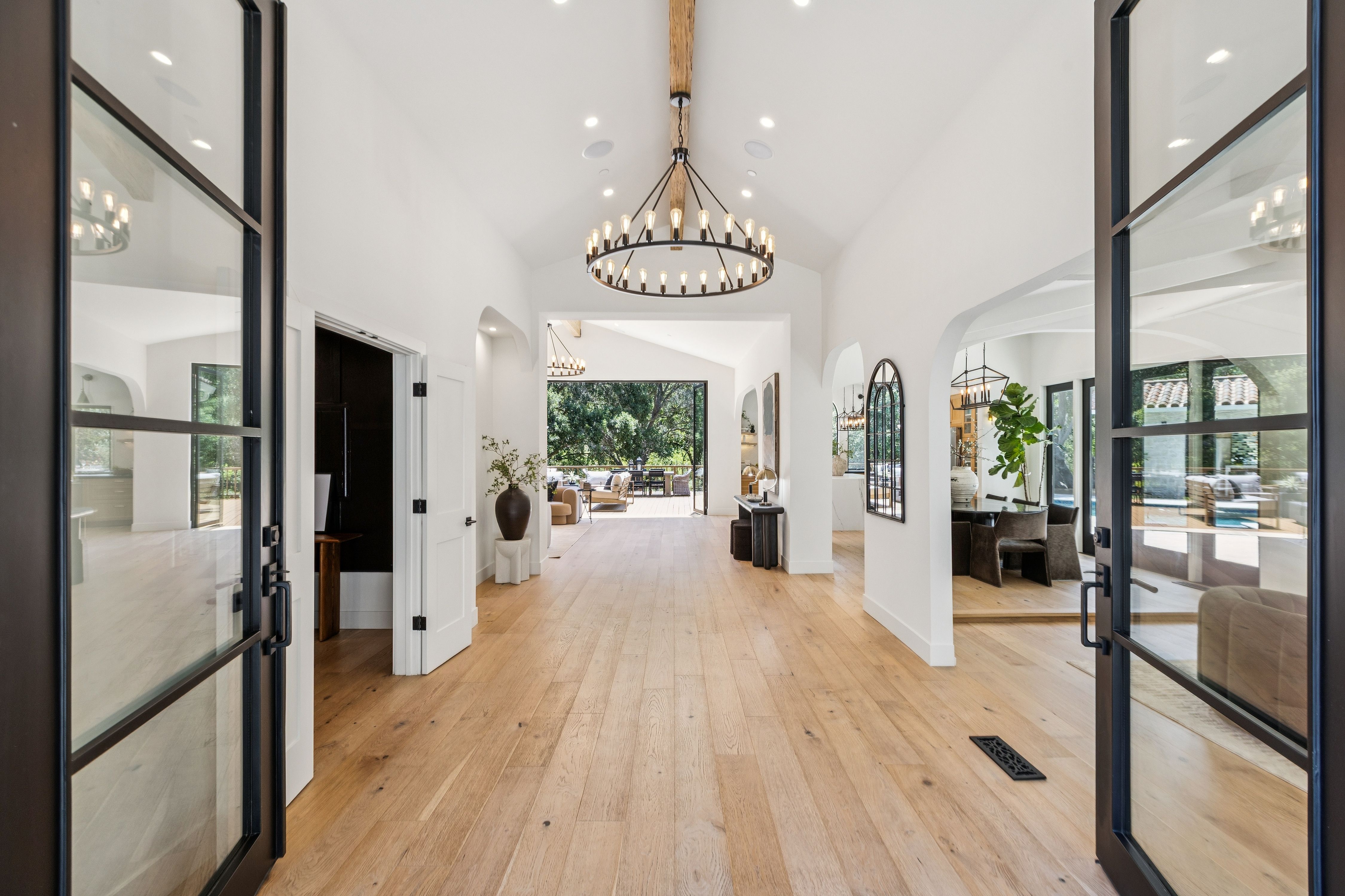  Private Gated Sanctuary With Expansive Outdoor Living - 物件實景