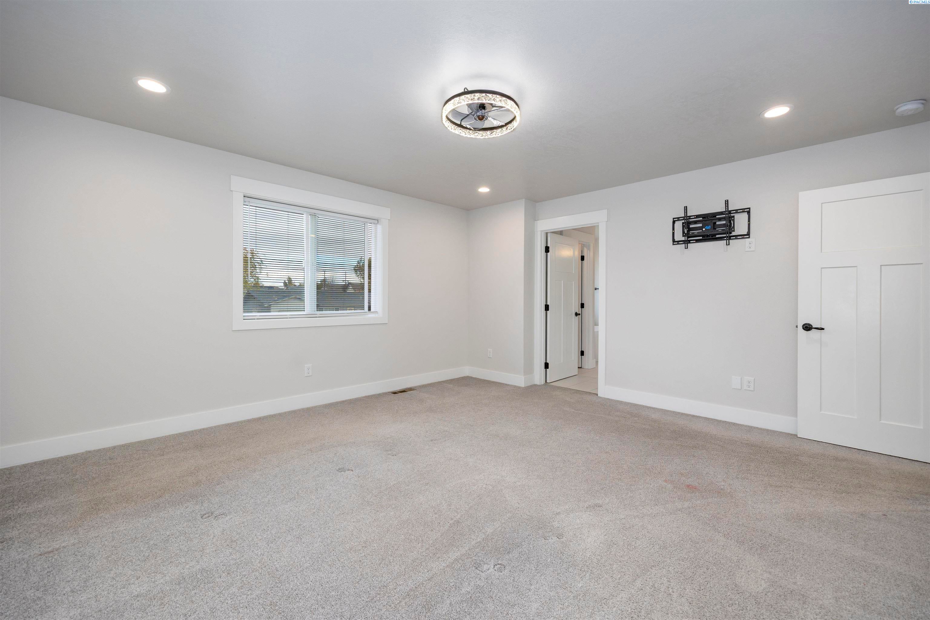 Grandview, Washington, 98930, United States, 5 Bedrooms Bedrooms, ,3 BathroomsBathrooms,Residential,For Sale,1988632