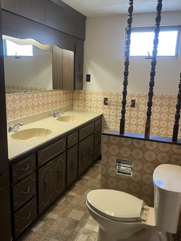 Everett, Massachusetts, 02149, United States, 3 Bedrooms Bedrooms, ,3 BathroomsBathrooms,Residential,For Sale,1923933