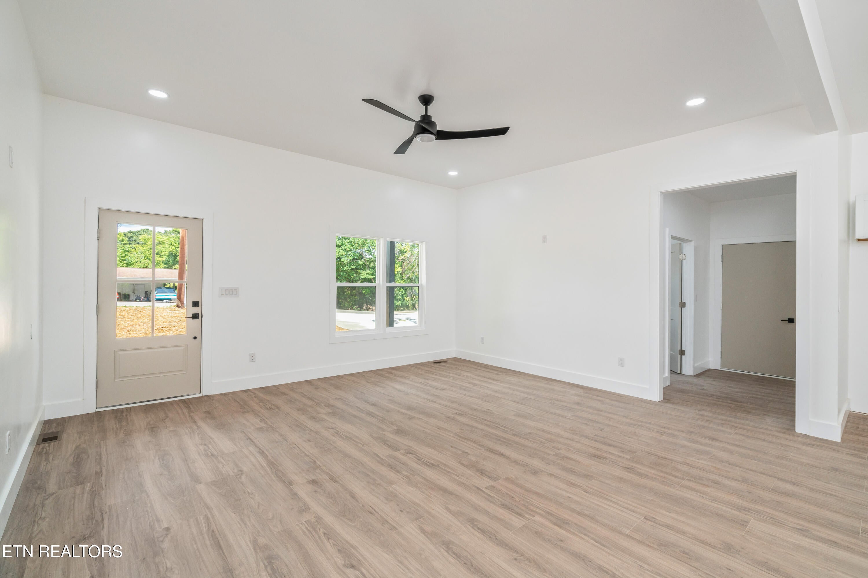 Kingston, Tennessee, 37763, United States, 3 Bedrooms Bedrooms, ,2 BathroomsBathrooms,Residential,For Sale,1907401