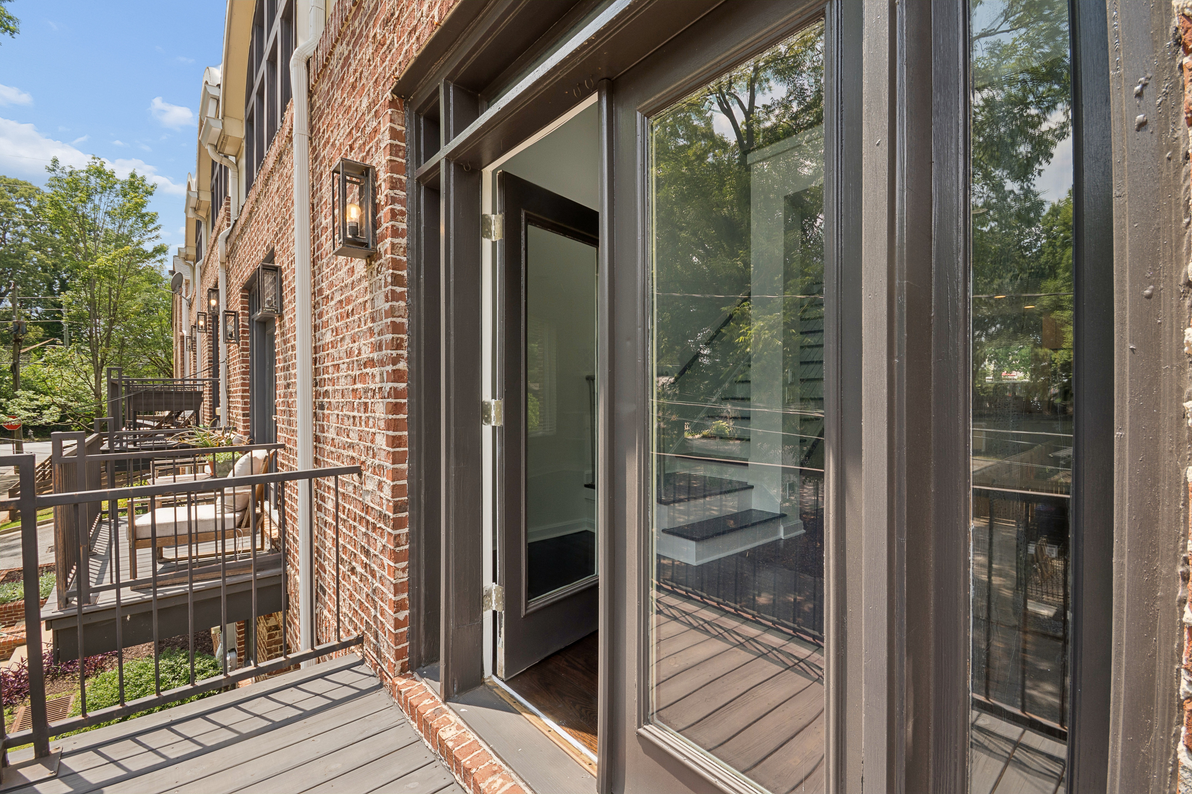  Updated, End-Unit Townhome in the Heart of Edgewood - 物件實景