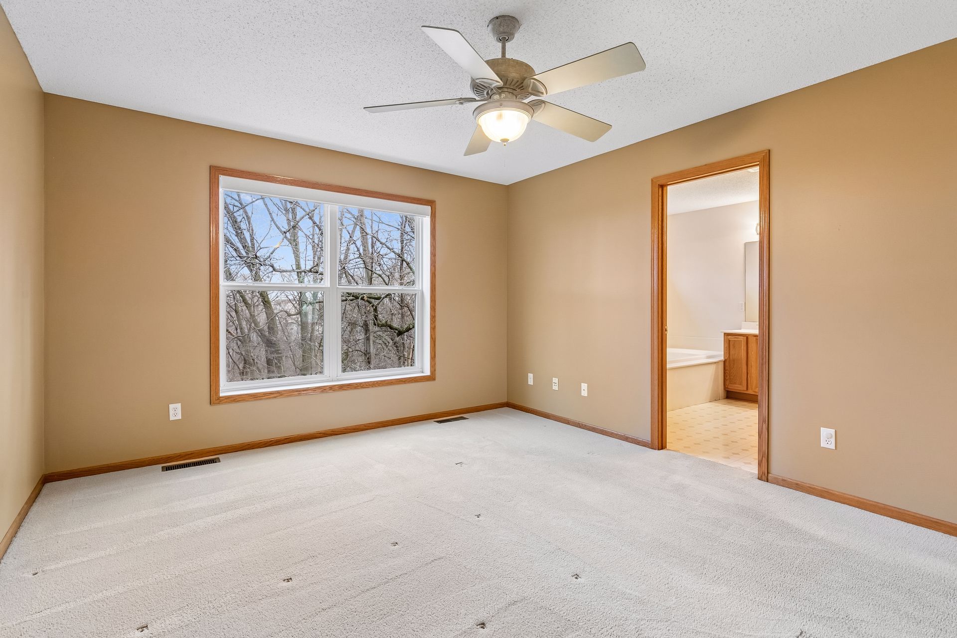  Cul-de-Sac Living with Over an Acre of Land - 物件實景