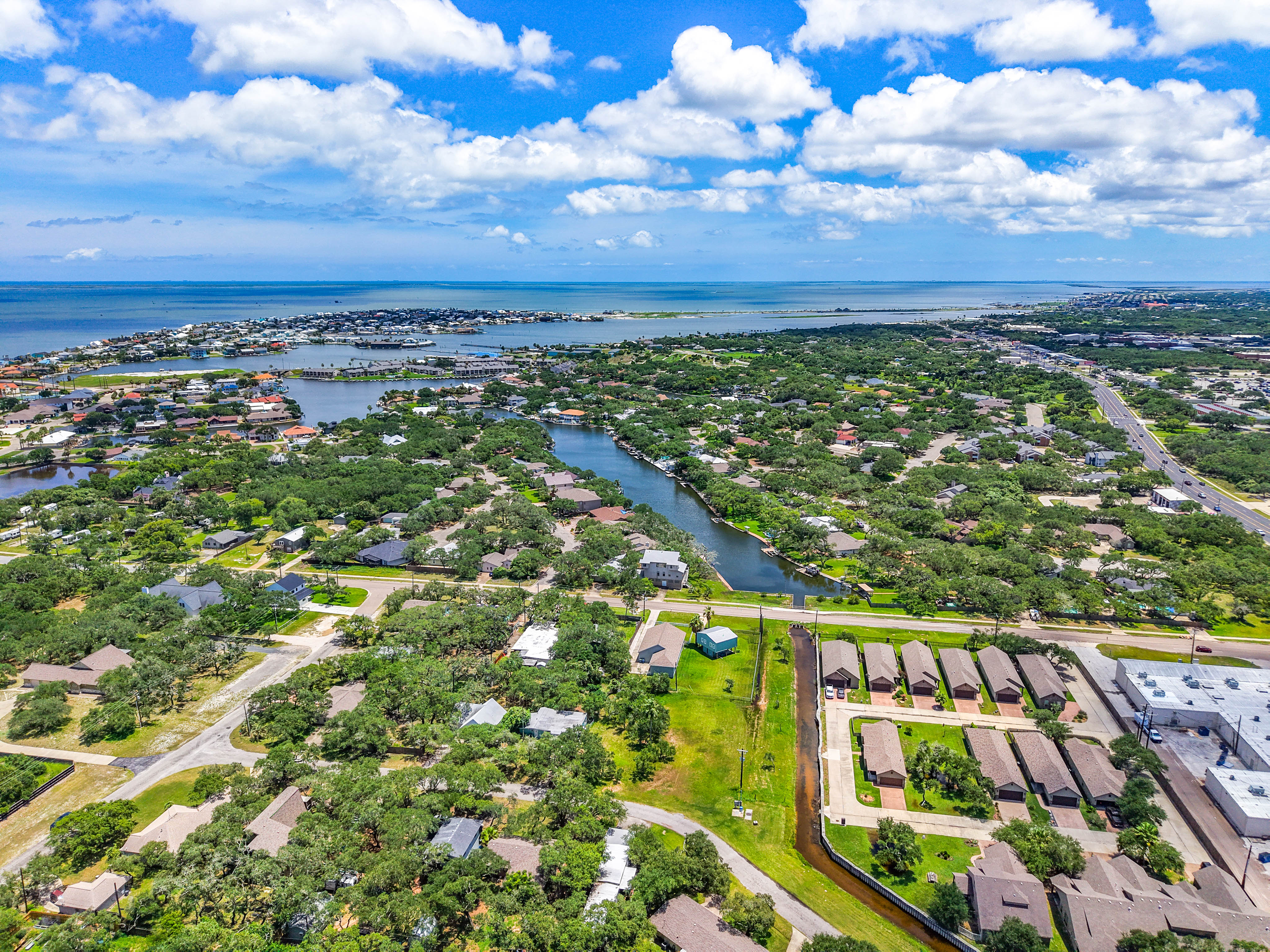  Conveniently Located Close to Water, Dining and Shopping - 物件實景