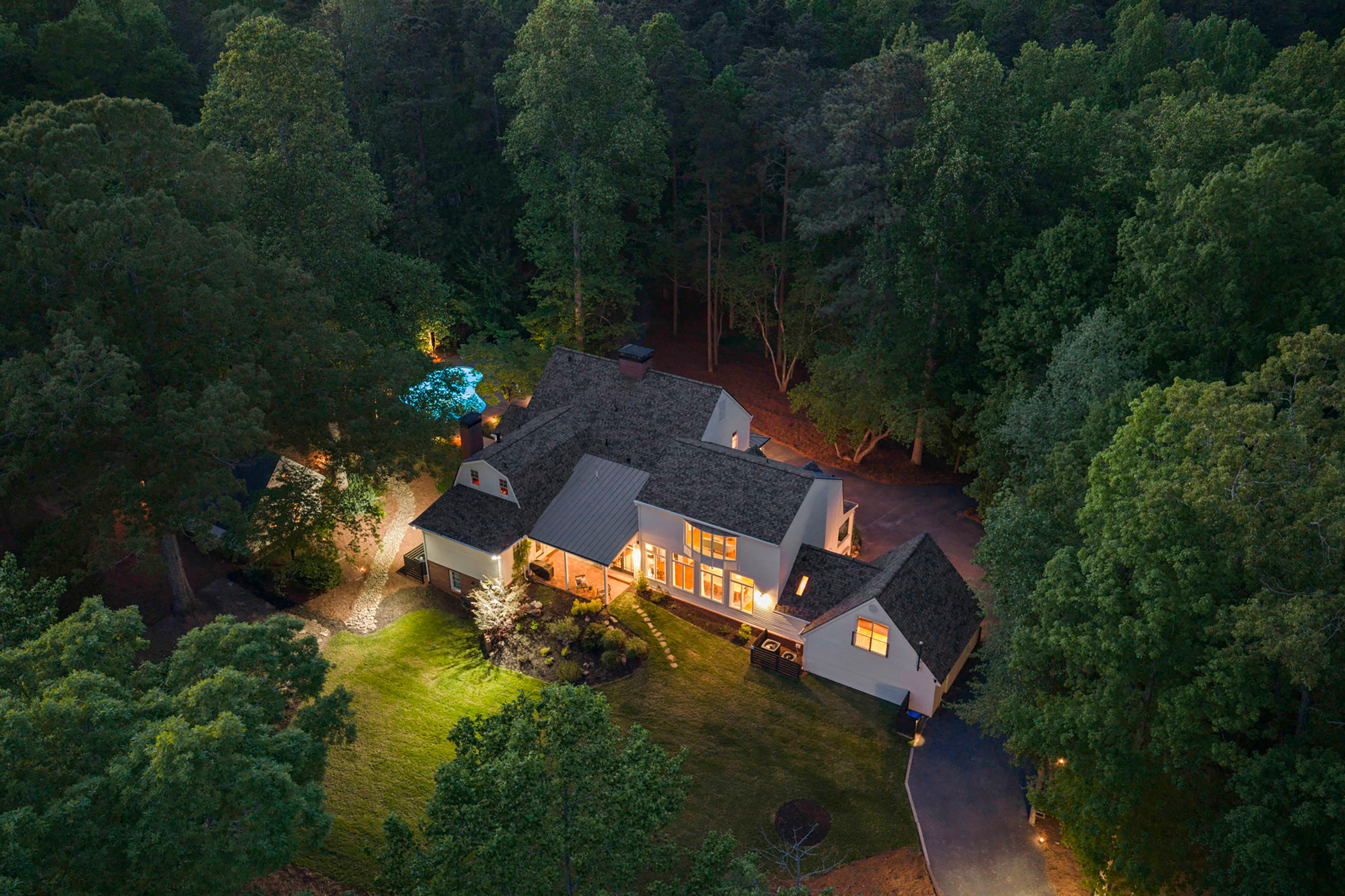  Live Timeless in Coveted Farmhouse on 4+ Private Gated Acres In Roswell - 物件實景