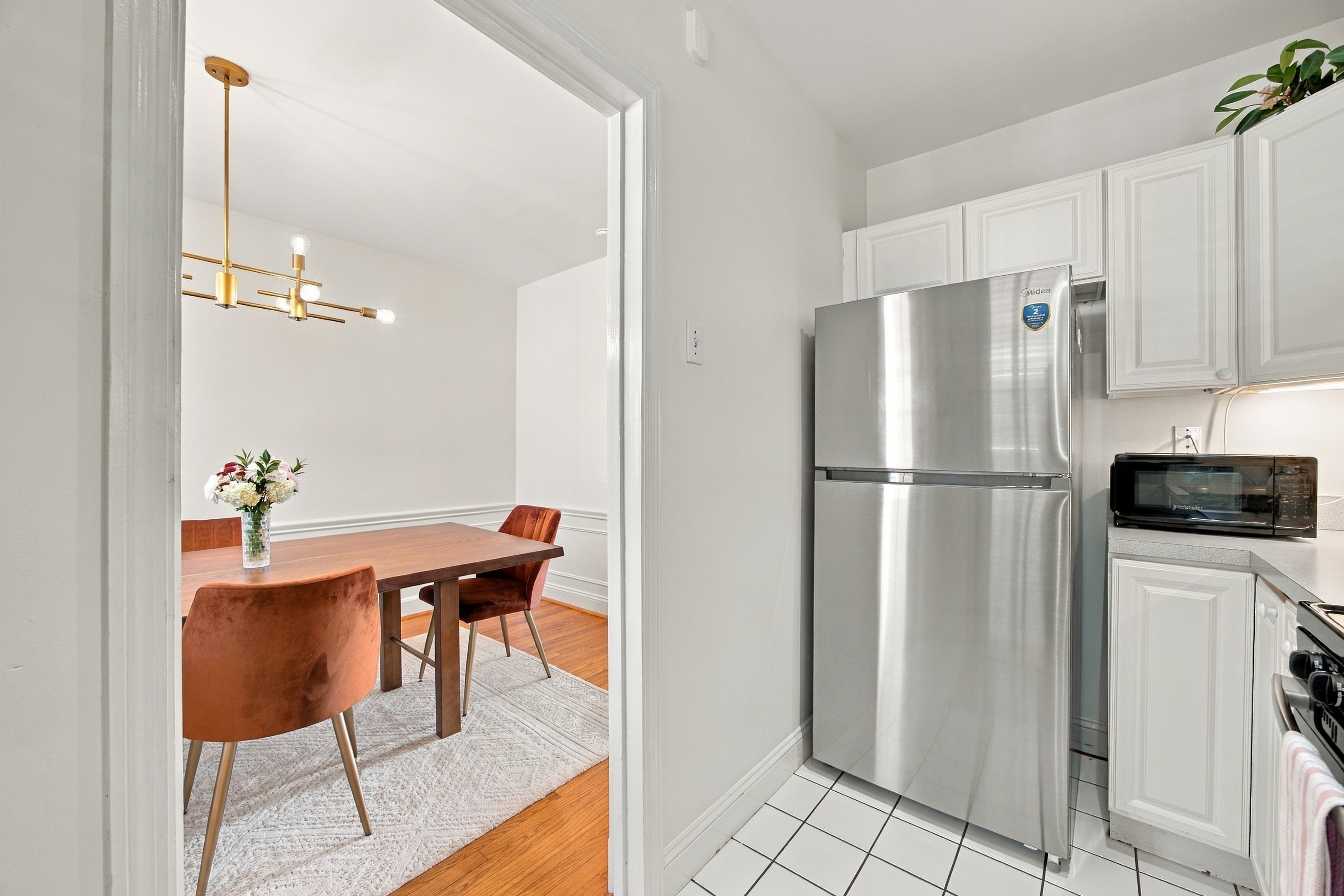  Welcome to this charming, sun-filled 3rd-floor end-unit condo - 物件實景
