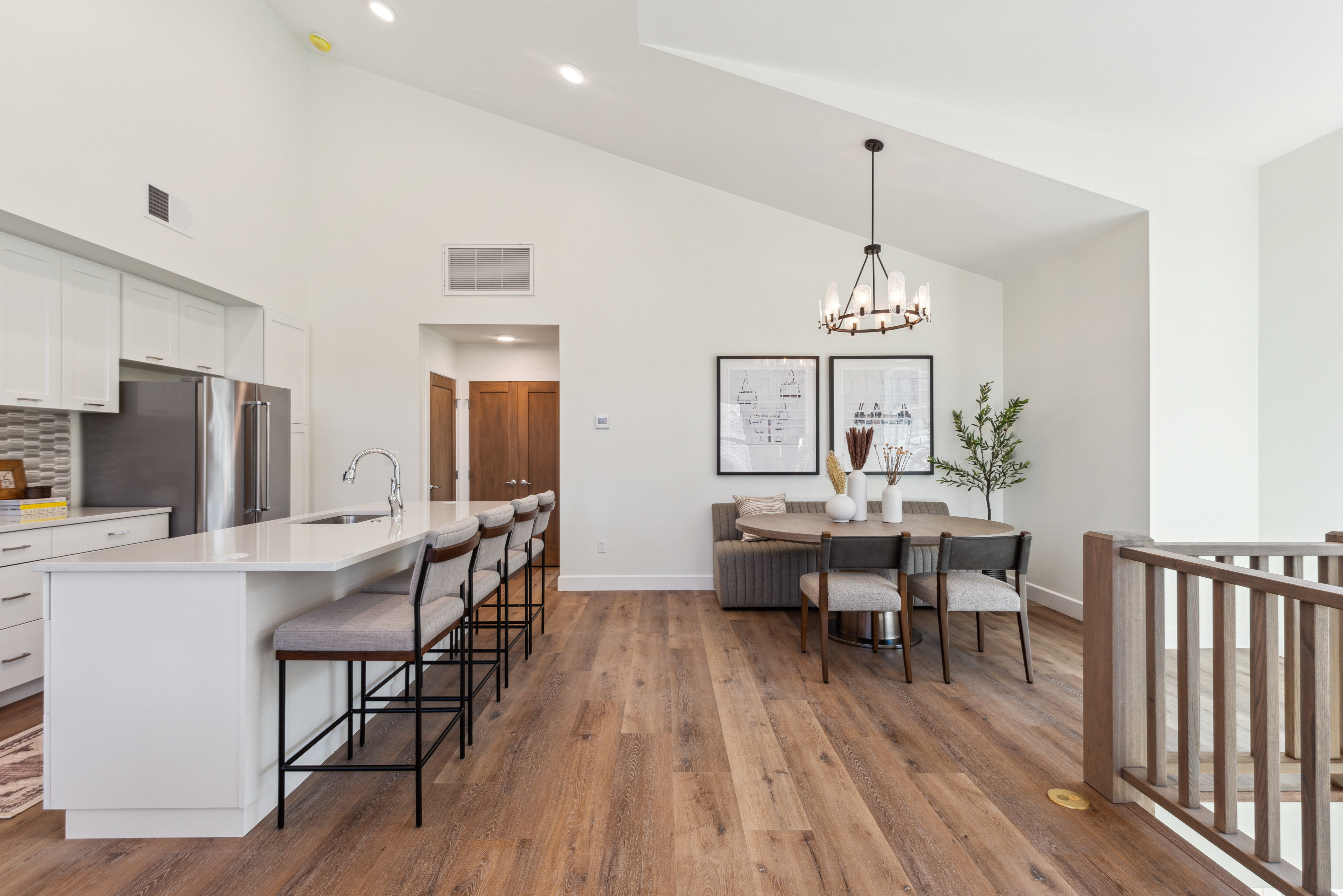  Second-floor Penthouse Unit with Vaulted Ceilings. - 物件實景