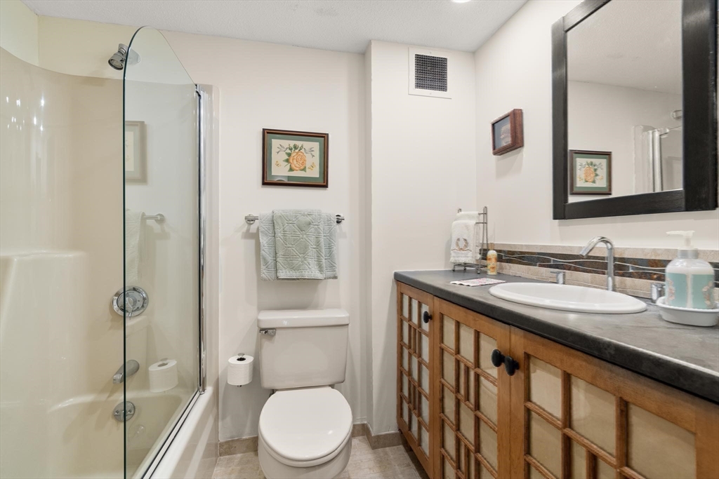 Newton, Massachusetts, 02467, United States, 2 Bedrooms Bedrooms, ,2 BathroomsBathrooms,Residential,For Sale,1987571